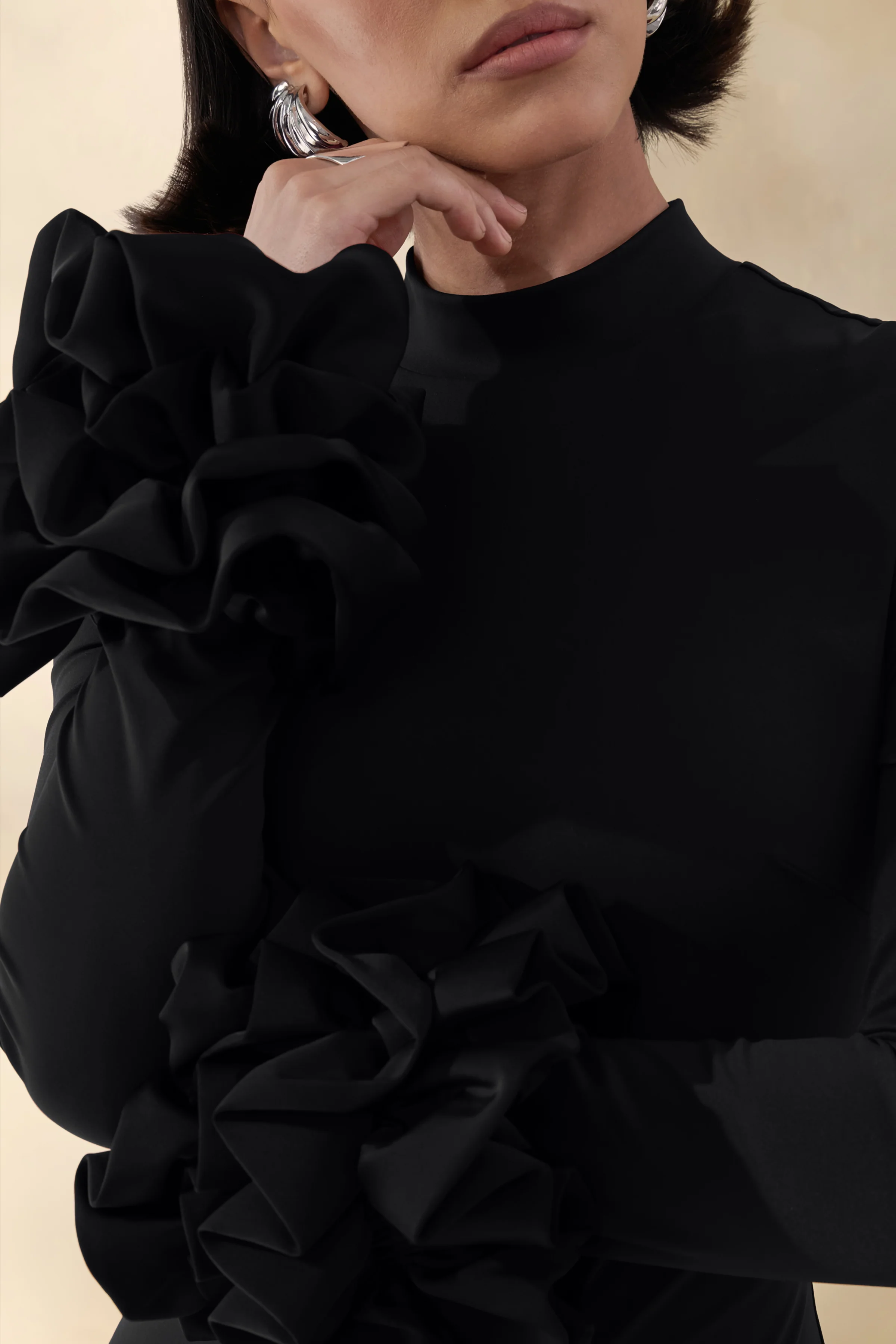 Jaselle | Robe longue noire à encolure haute avec poignets en satin volantés - Image 6