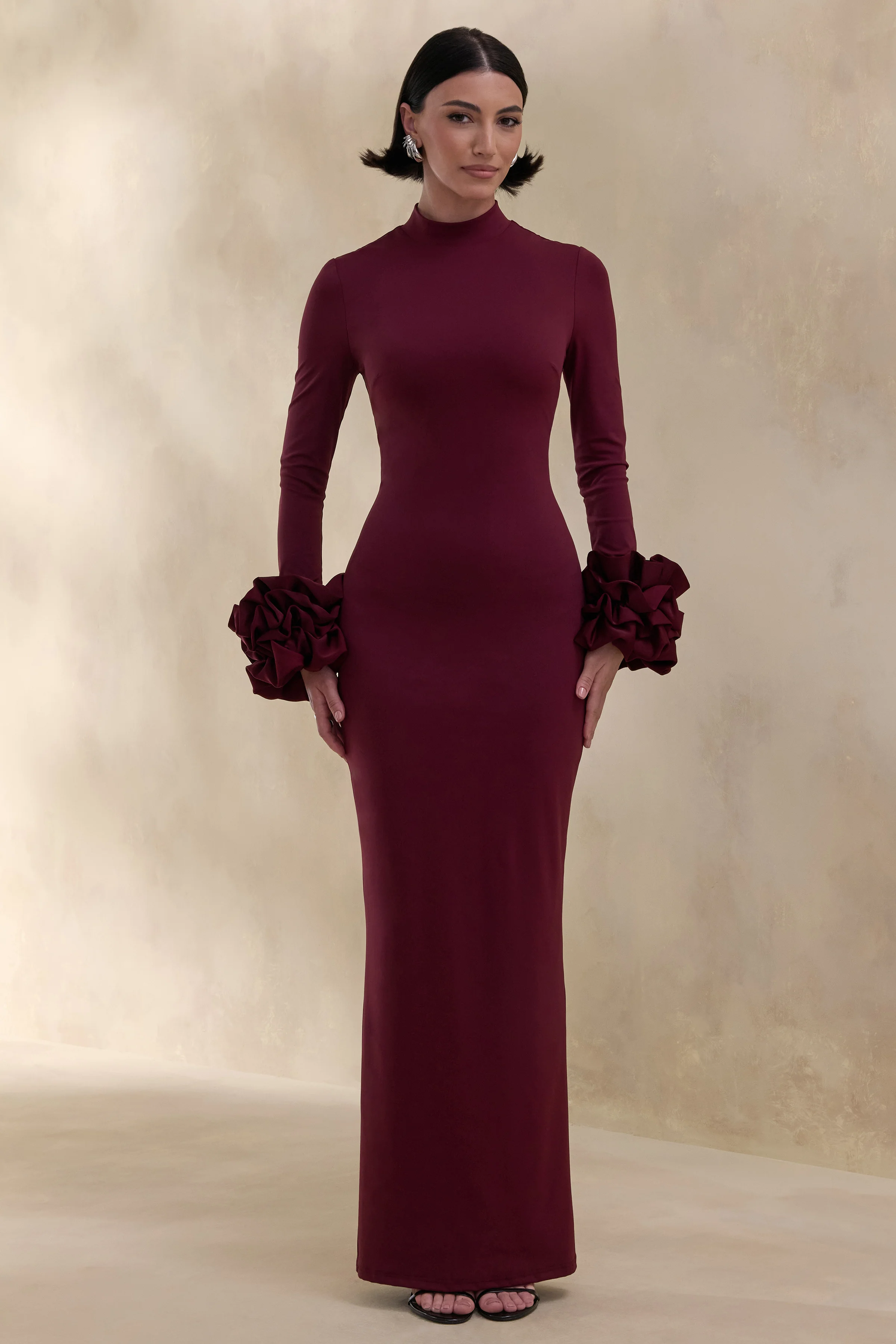 Jaselle | Robe longue prune foncé à encolure haute avec poignets en satin volanté