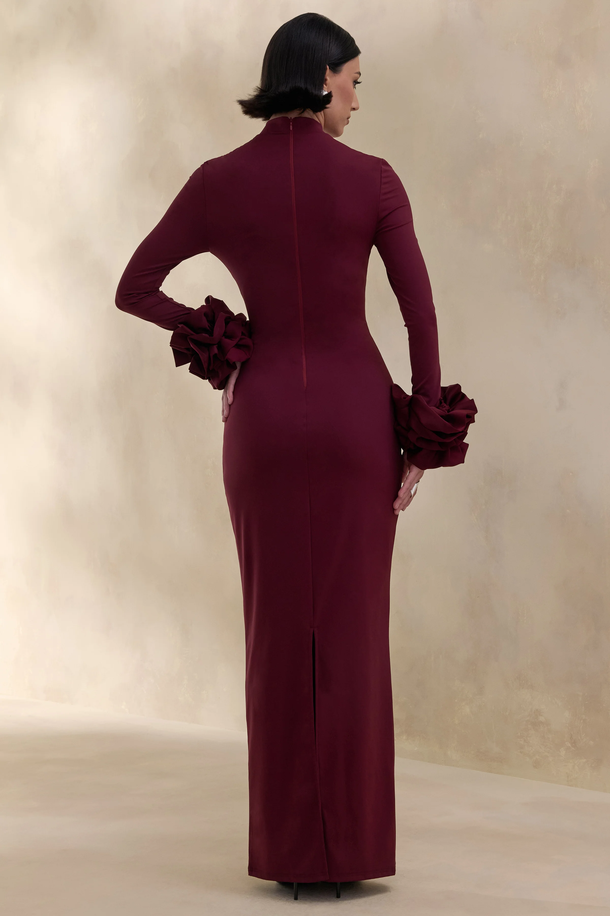 Jaselle | Robe longue prune foncé à encolure haute avec poignets en satin volanté - Image 2