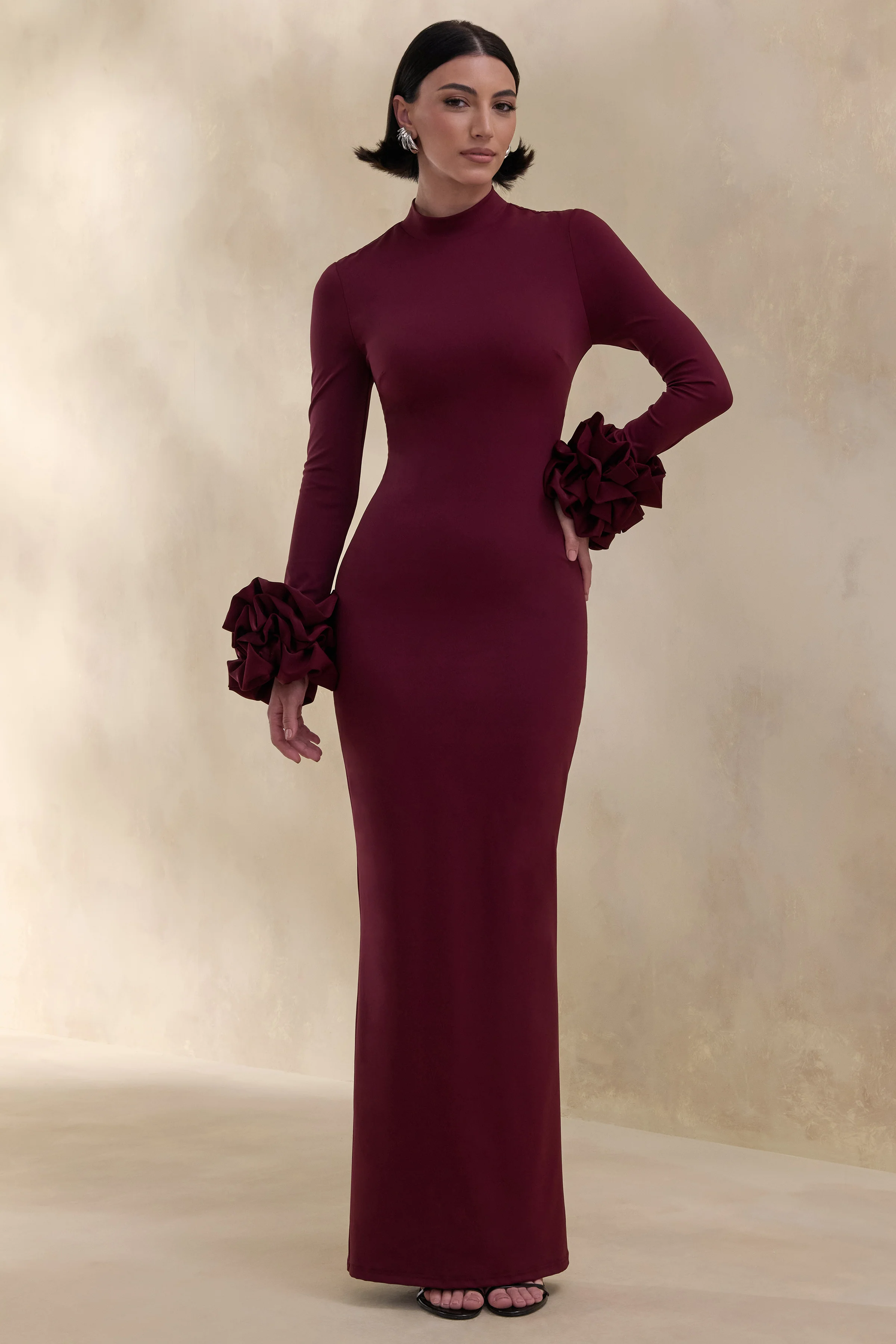 Jaselle | Robe longue prune foncé à encolure haute avec poignets en satin volanté - Image 3