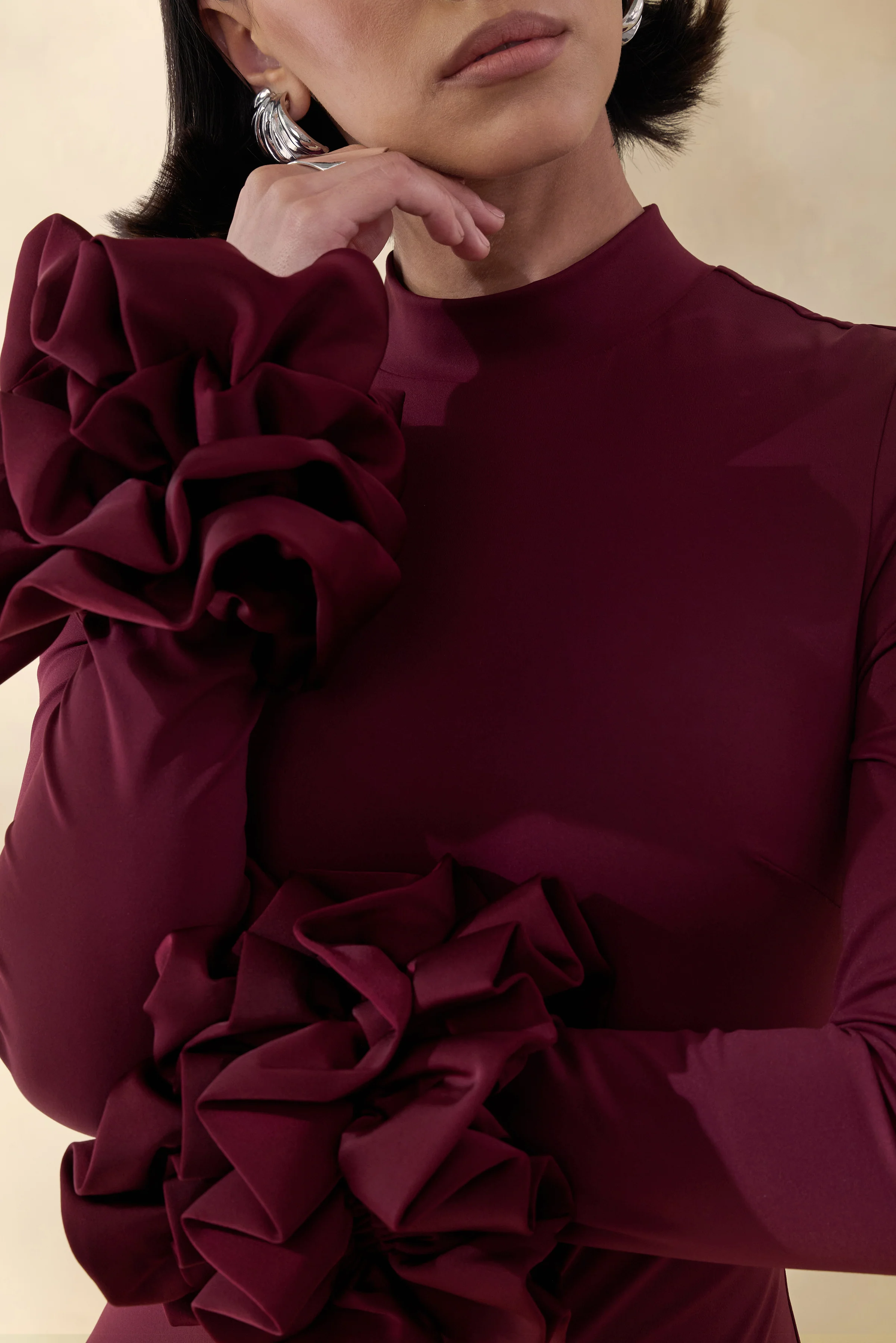 Jaselle | Robe longue prune foncé à encolure haute avec poignets en satin volanté - Image 4