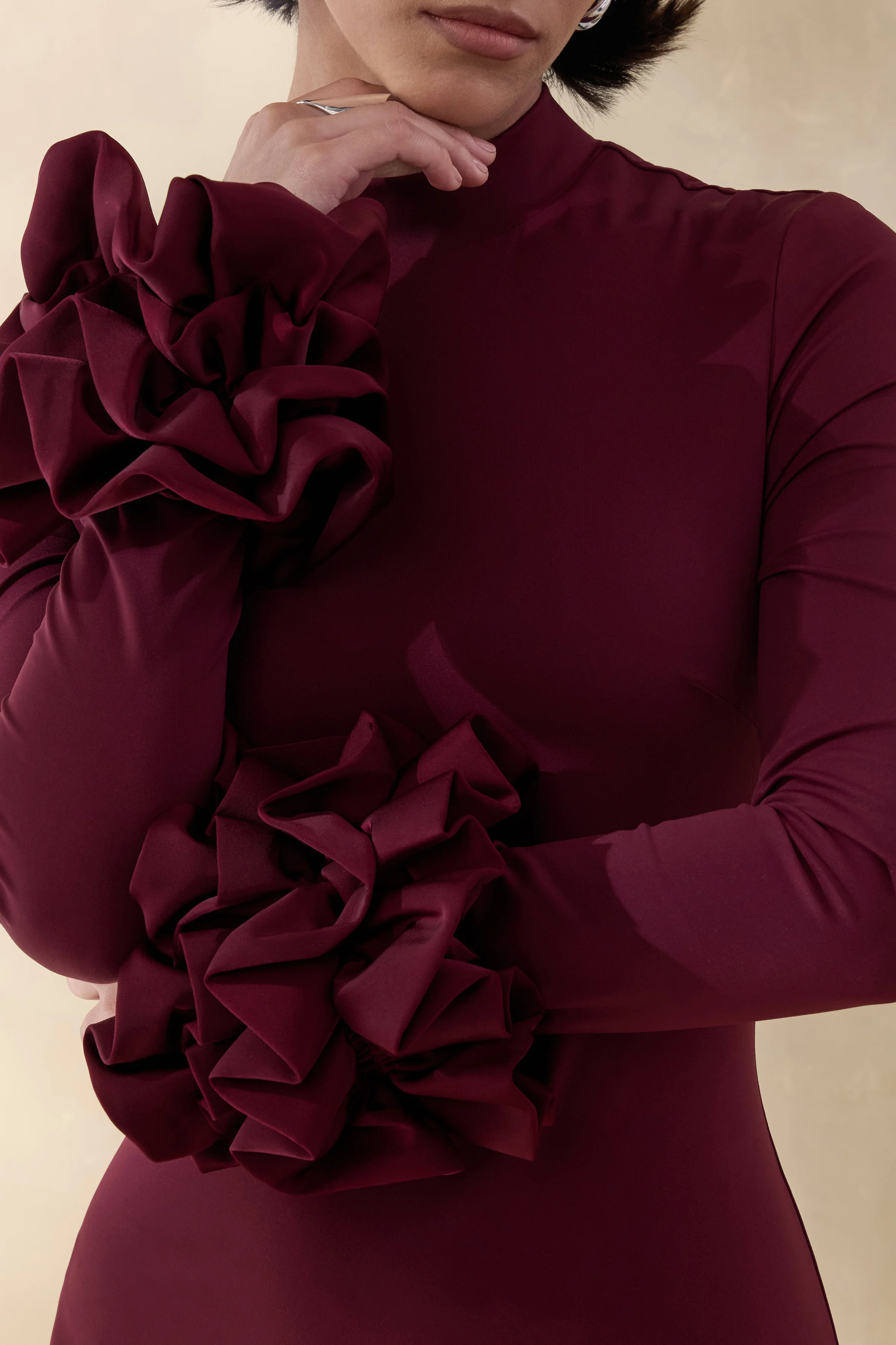Jaselle | Robe longue prune foncé à encolure haute avec poignets en satin volanté - Image 5