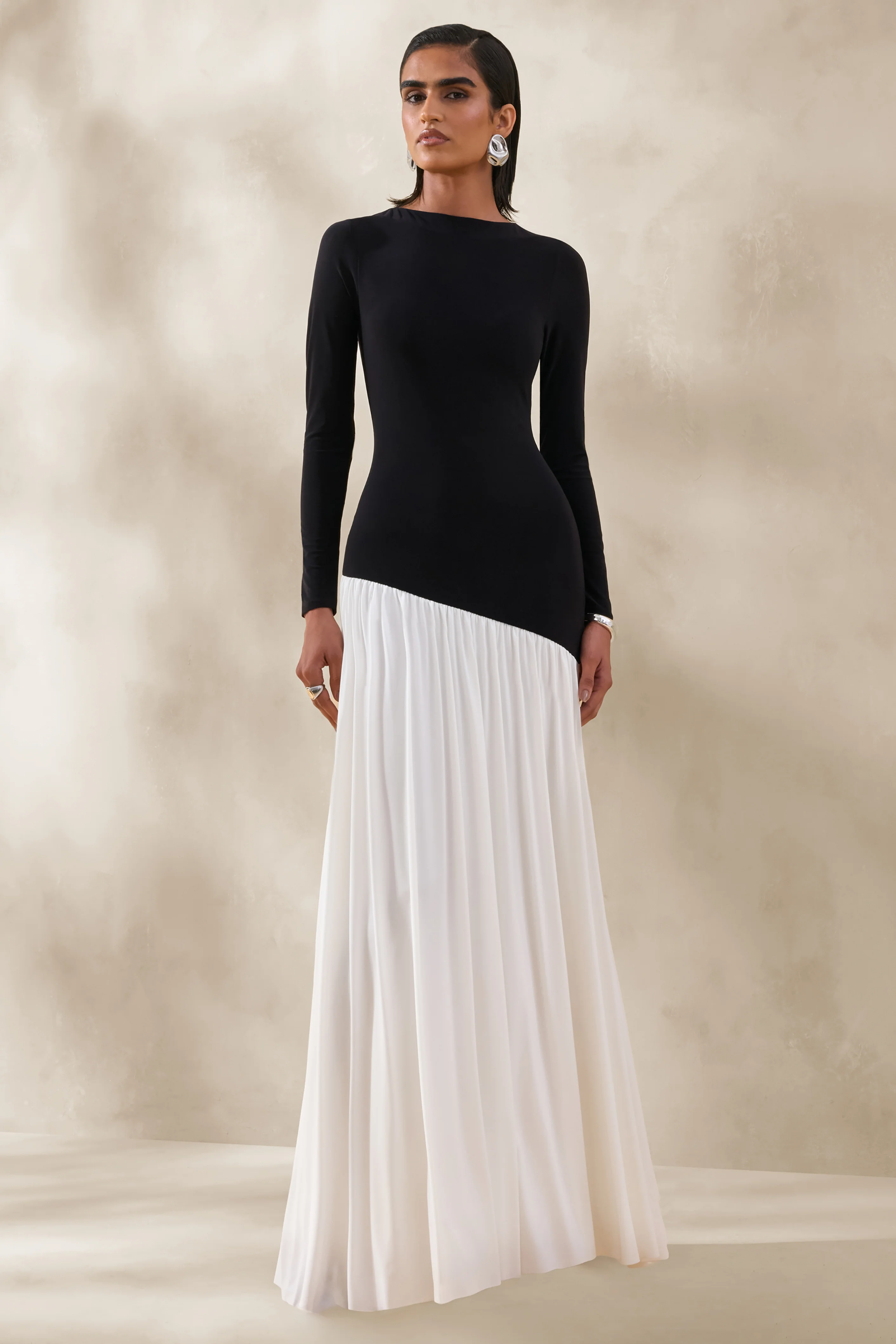 Jasira | Robe longue noir et blanc à encolure ronde avec taille basse asymétrique