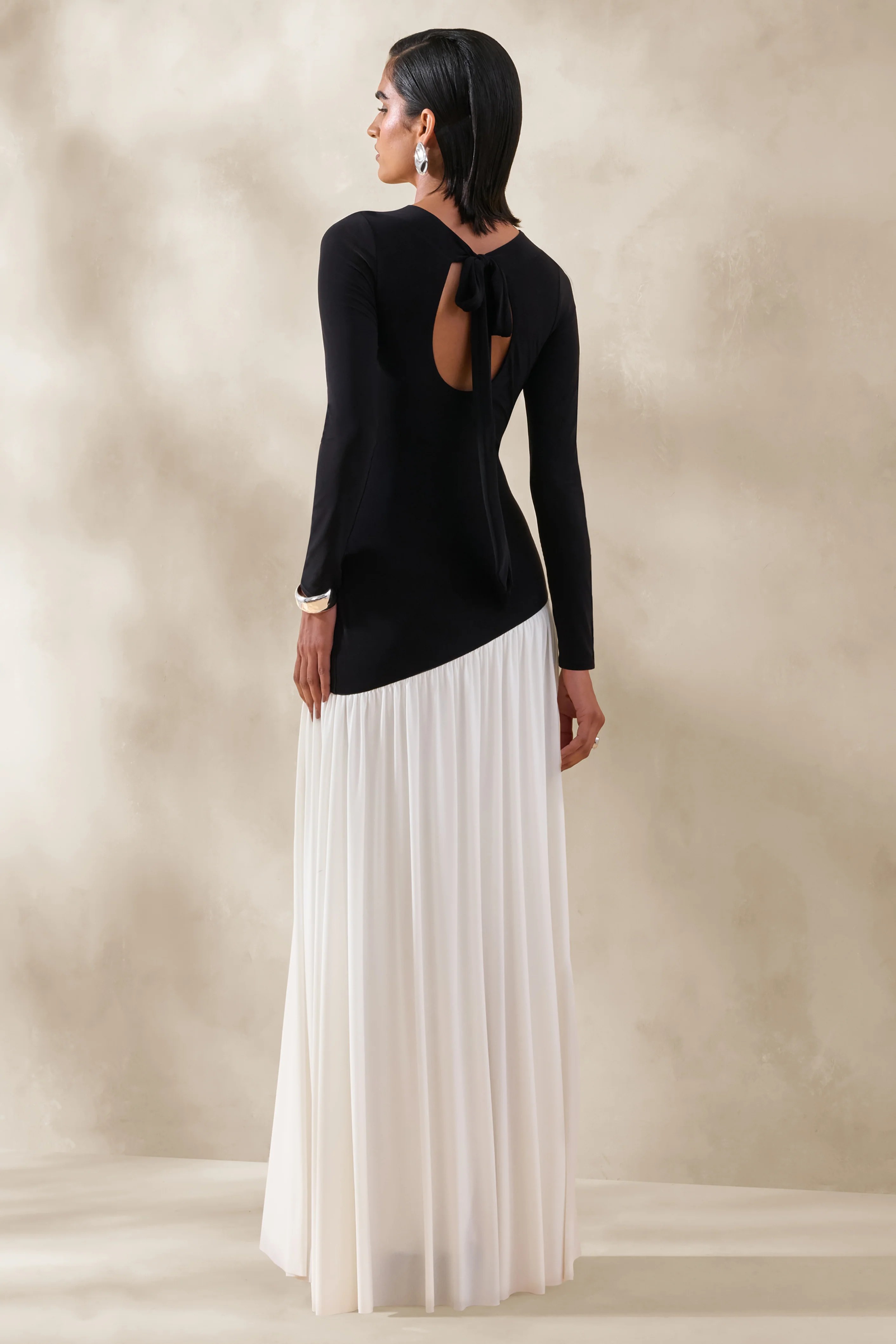 Jasira | Robe longue noir et blanc à encolure ronde avec taille basse asymétrique - Image 2
