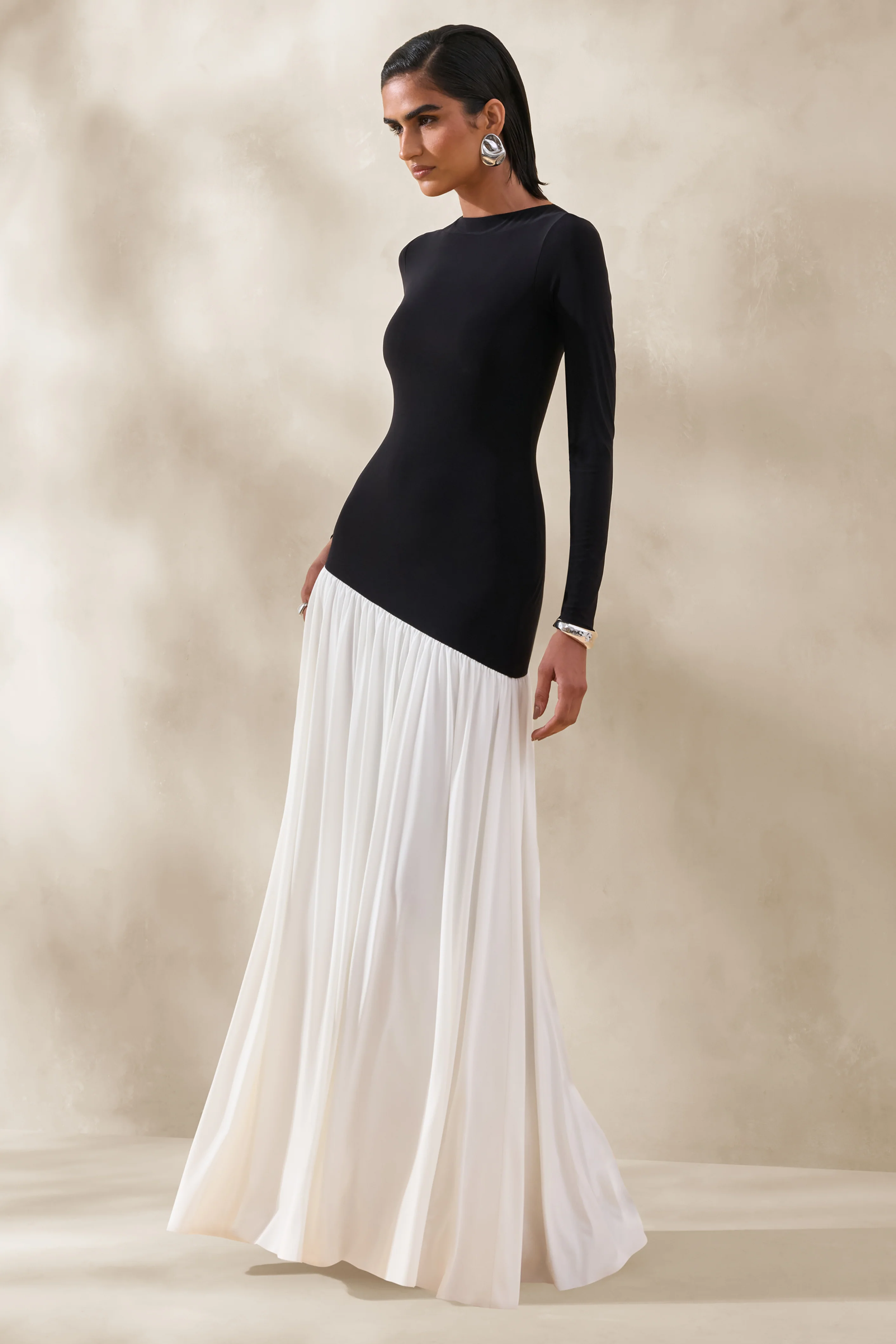 Jasira | Robe longue noir et blanc à encolure ronde avec taille basse asymétrique - Image 4