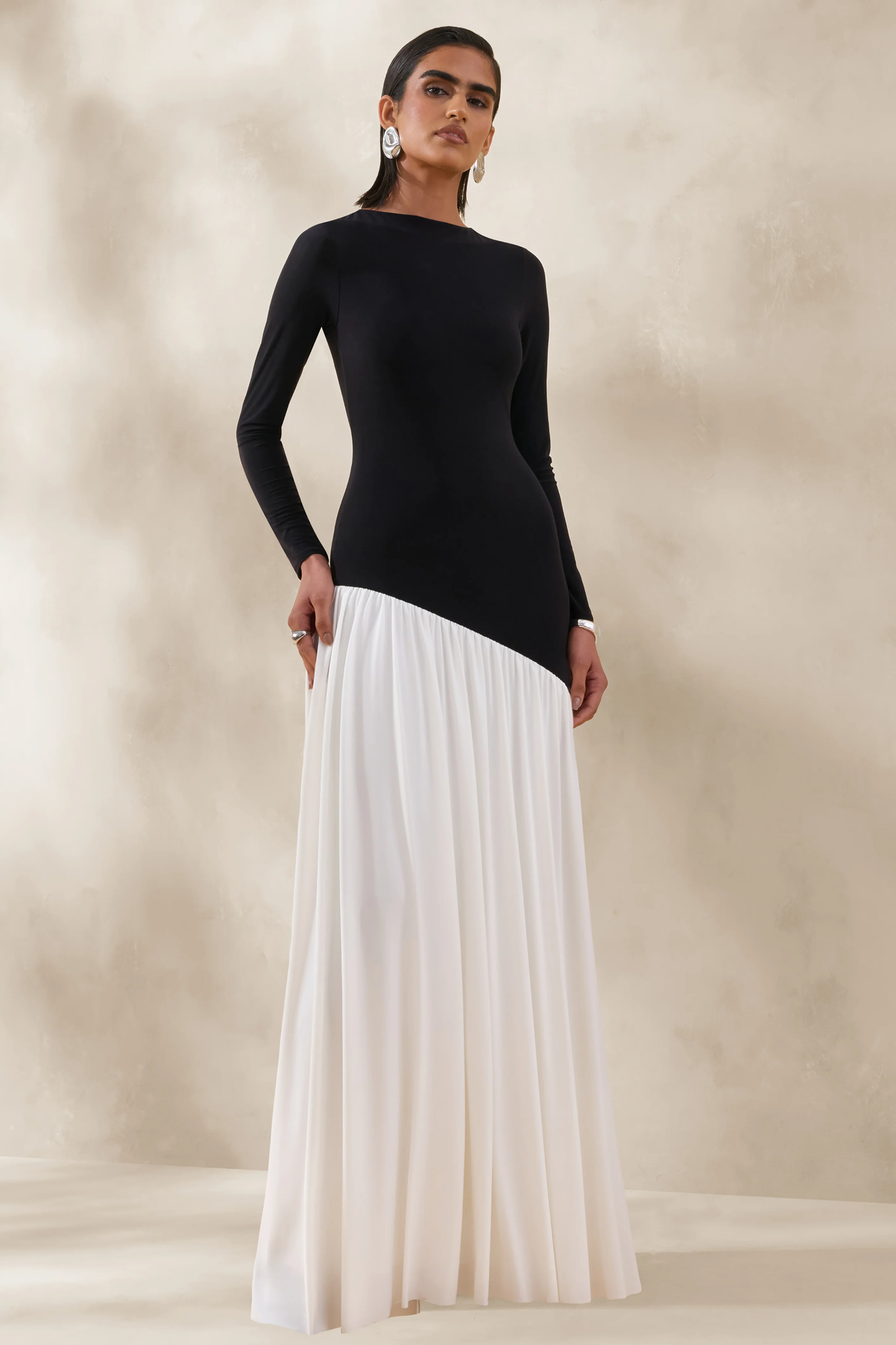 Jasira | Robe longue noir et blanc à encolure ronde avec taille basse asymétrique - Image 5