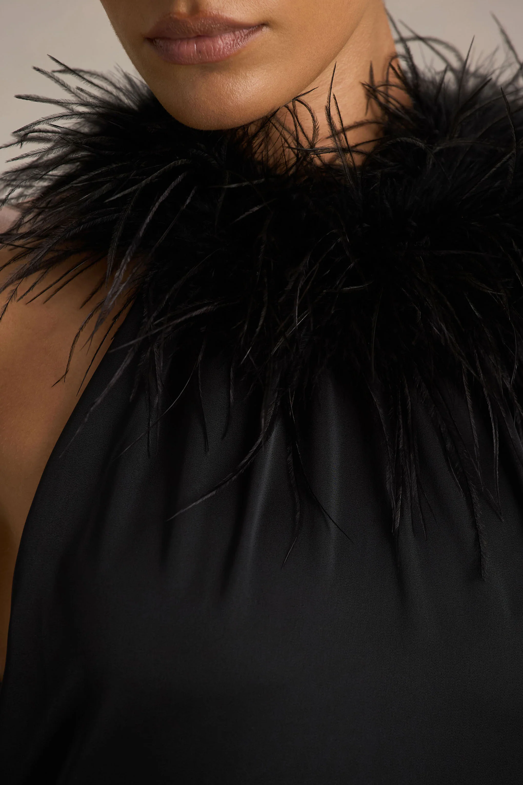 Jemima | Robe longue en satin noir à encolure américaine avec finition en plumes - Image 3