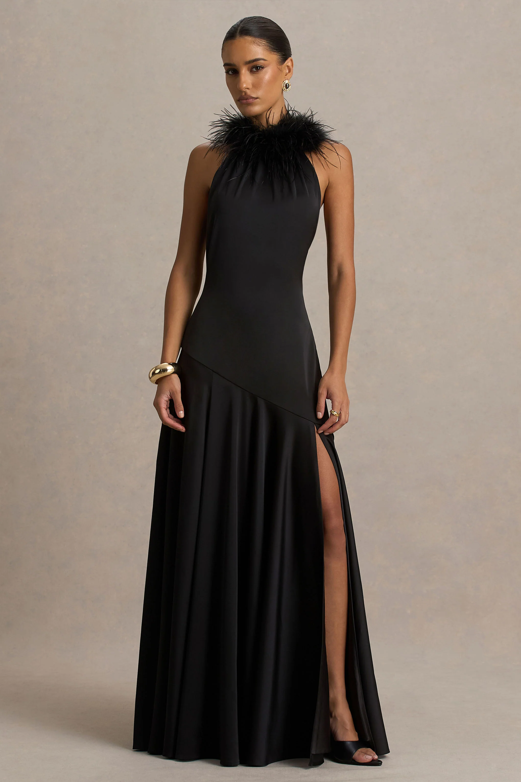 Jemima | Robe longue en satin noir à encolure américaine avec finition en plumes - Image 4
