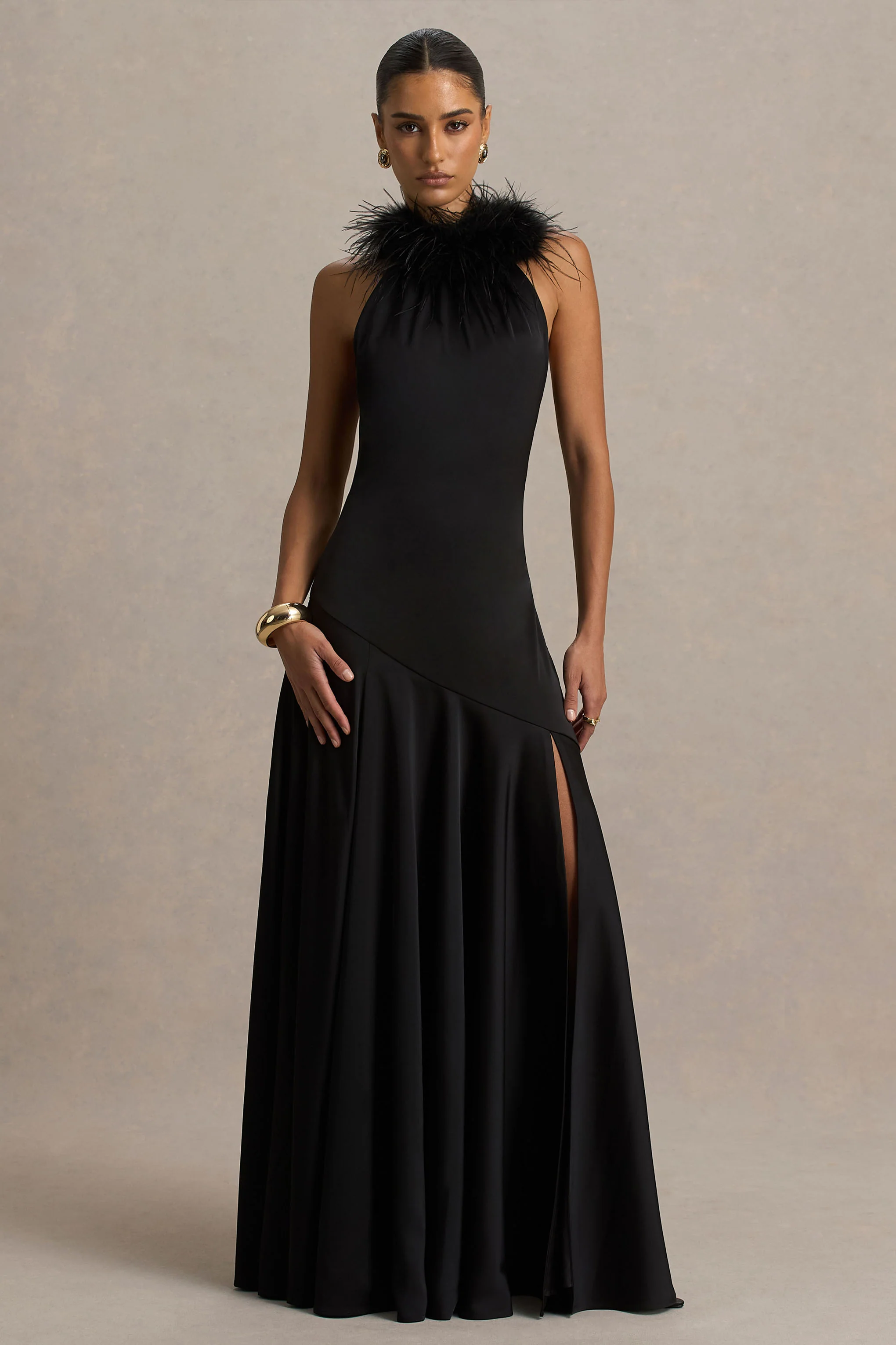 Jemima | Robe longue en satin noir à encolure américaine avec finition en plumes - Image 5