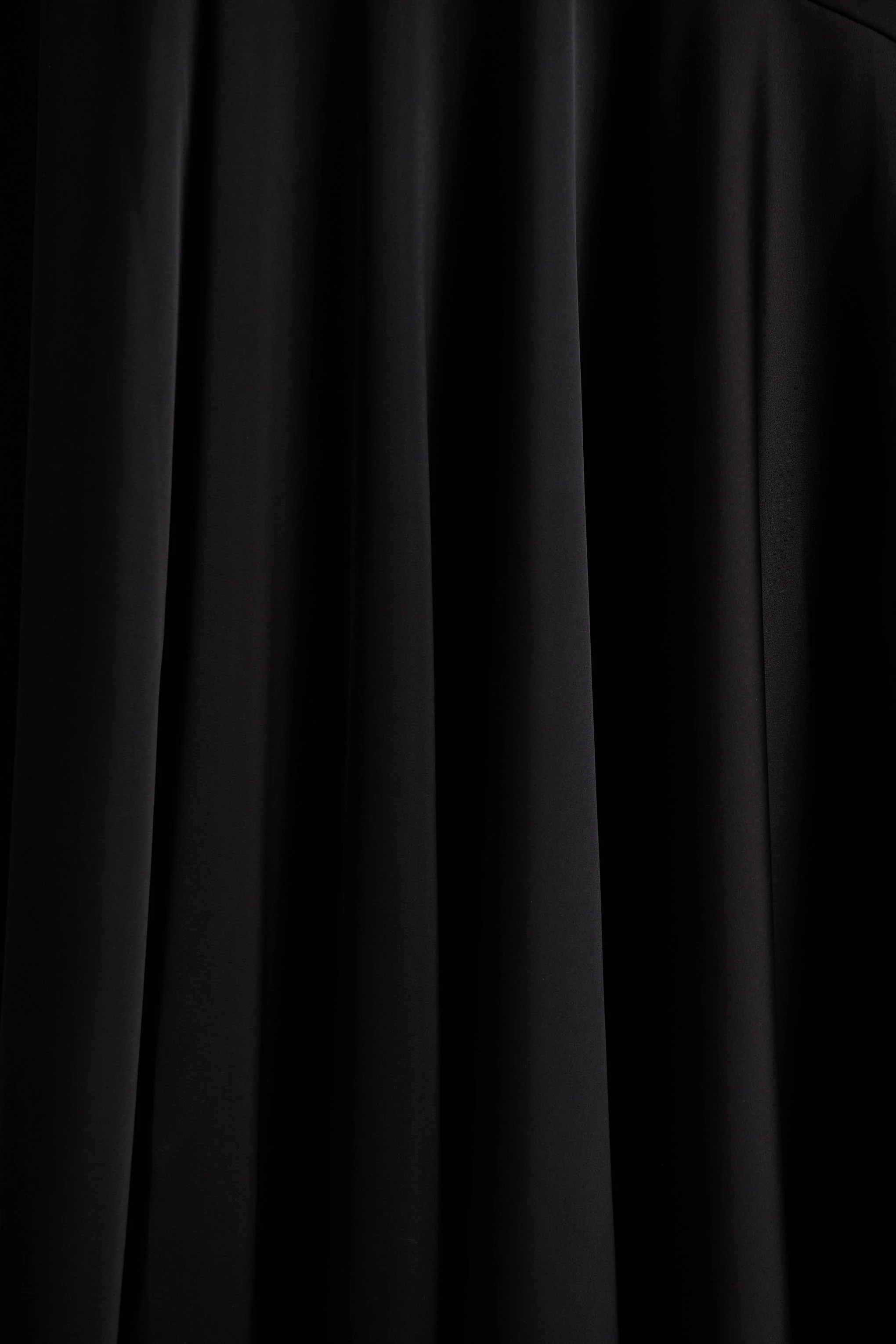 Jemima | Robe longue en satin noir à encolure américaine avec finition en plumes - Image 6