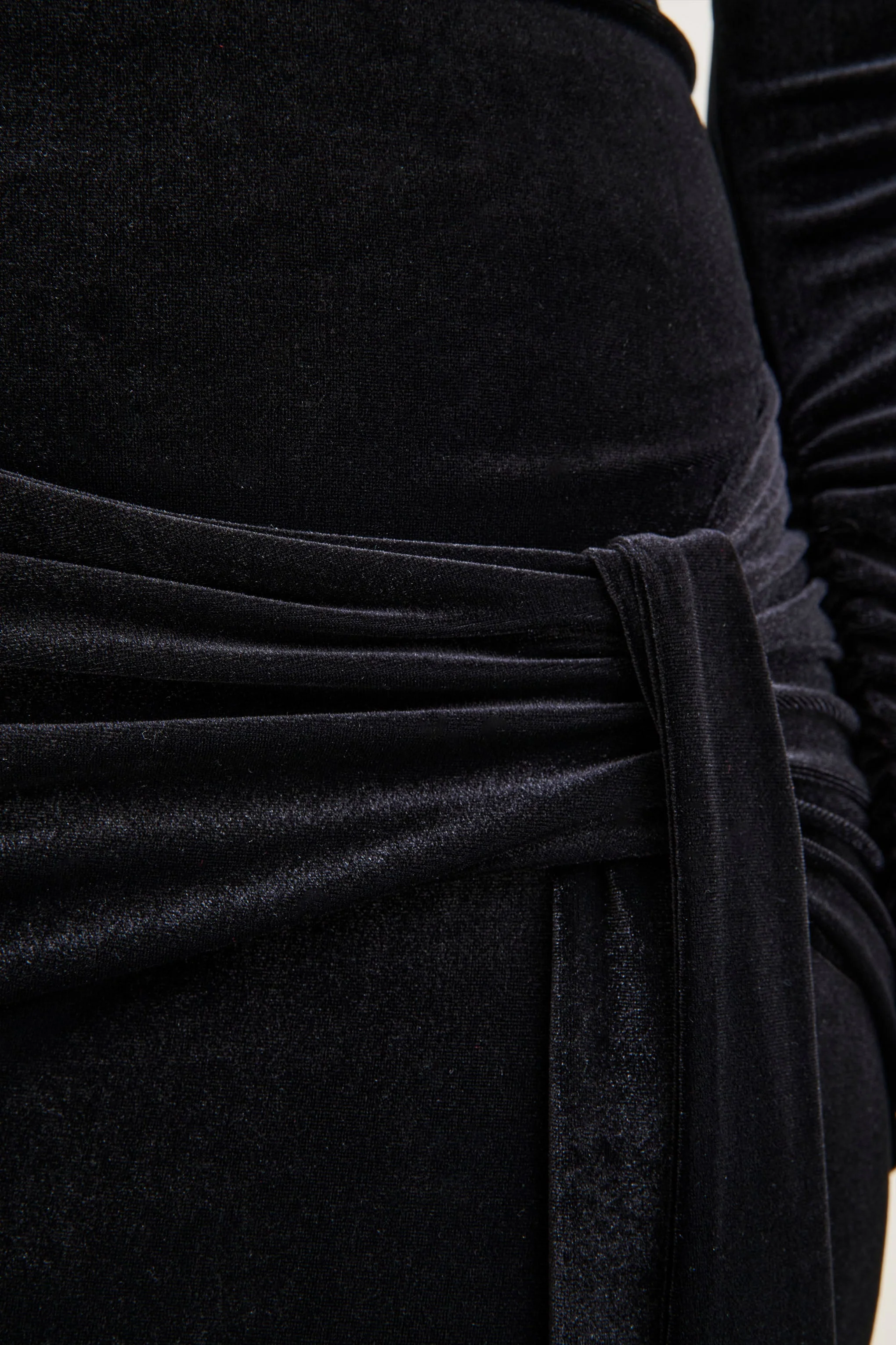 Jessara | Robe longue noire à encolure Bardot et détails noués - Image 6