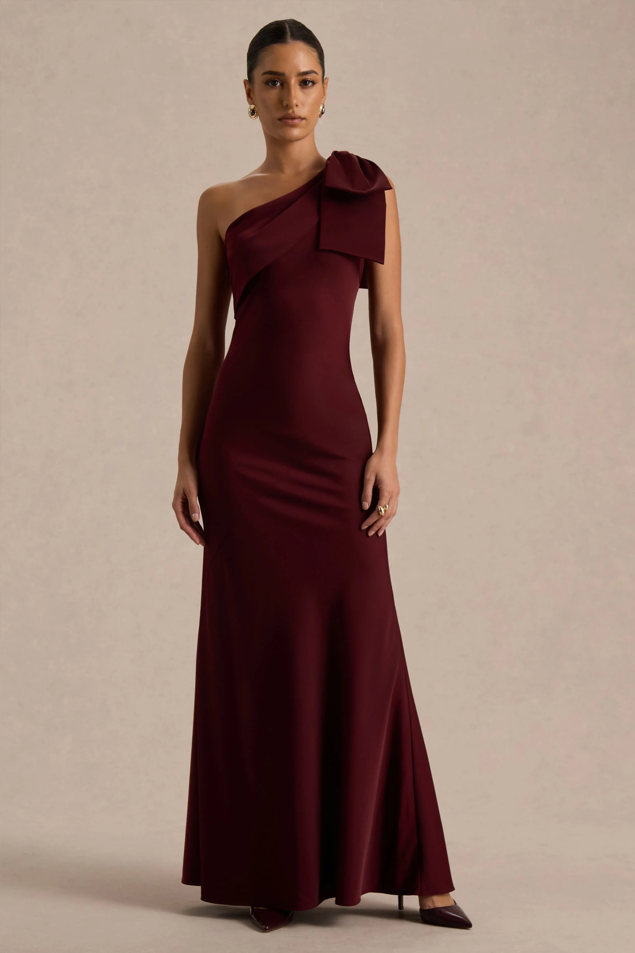 Josephine | Robe longue en satin mat bordeaux à encolure asymétrique et détail nœud