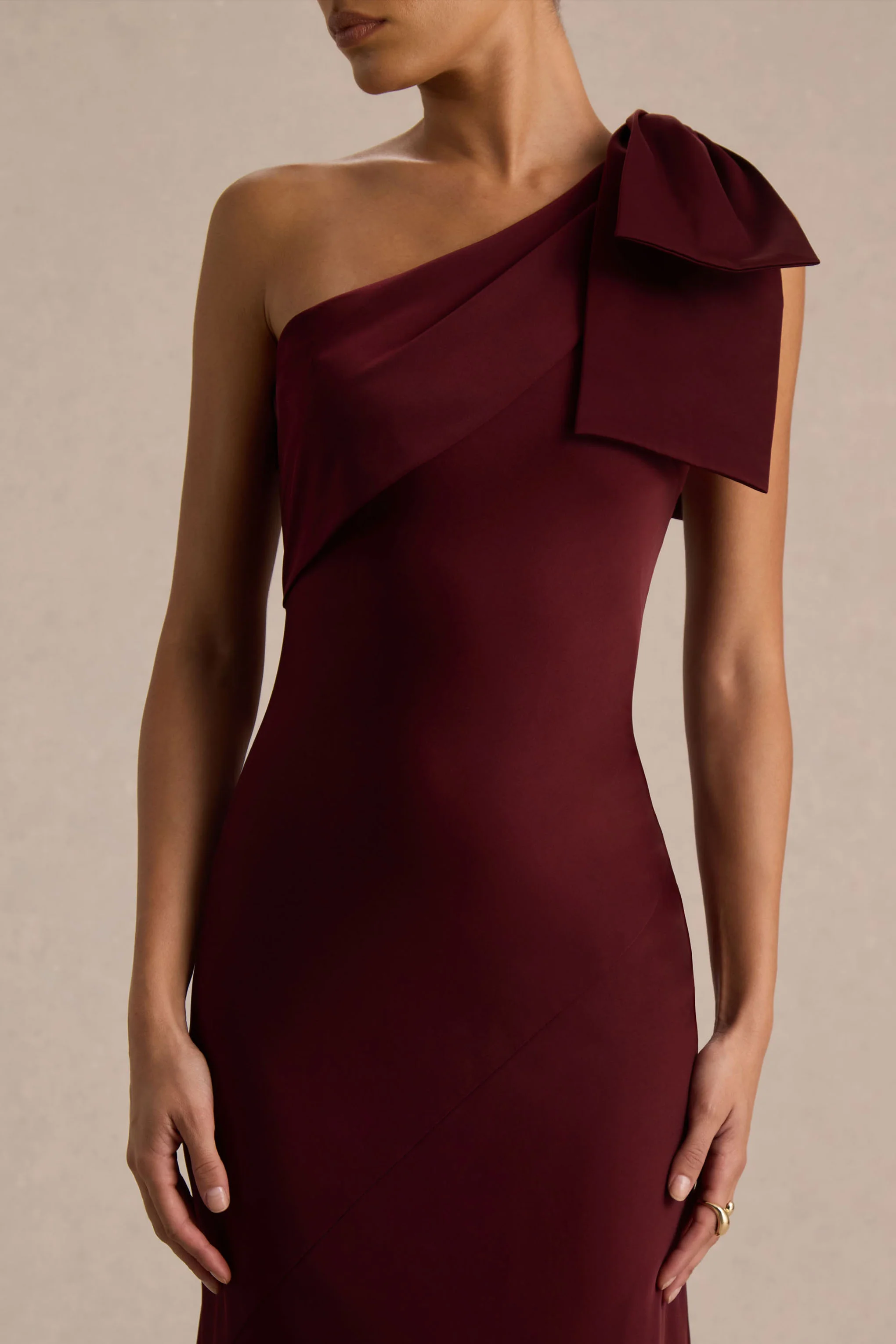 Josephine | Robe longue en satin mat bordeaux à encolure asymétrique et détail nœud - Image 3