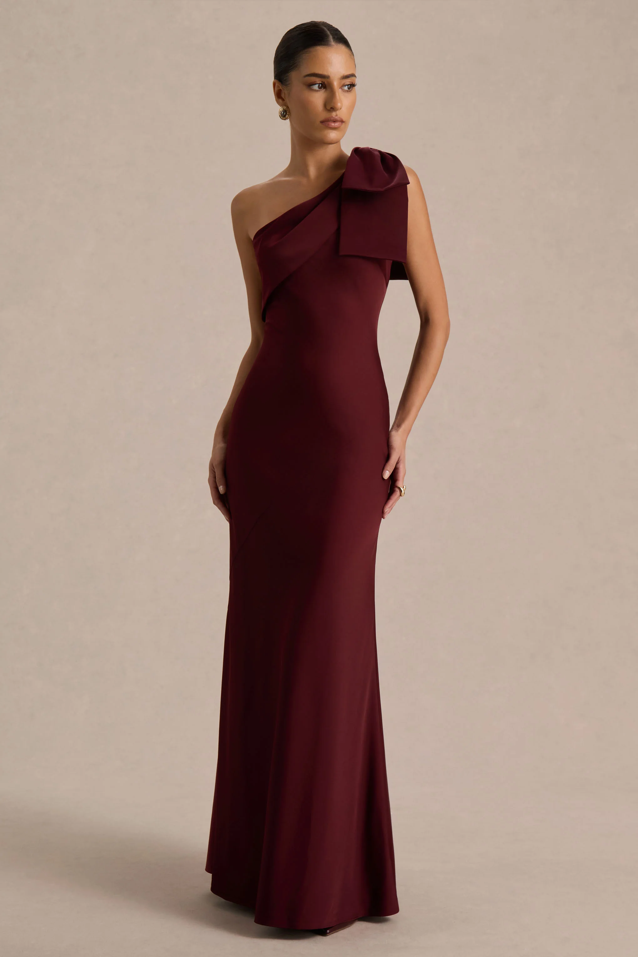Josephine | Robe longue en satin mat bordeaux à encolure asymétrique et détail nœud - Image 4