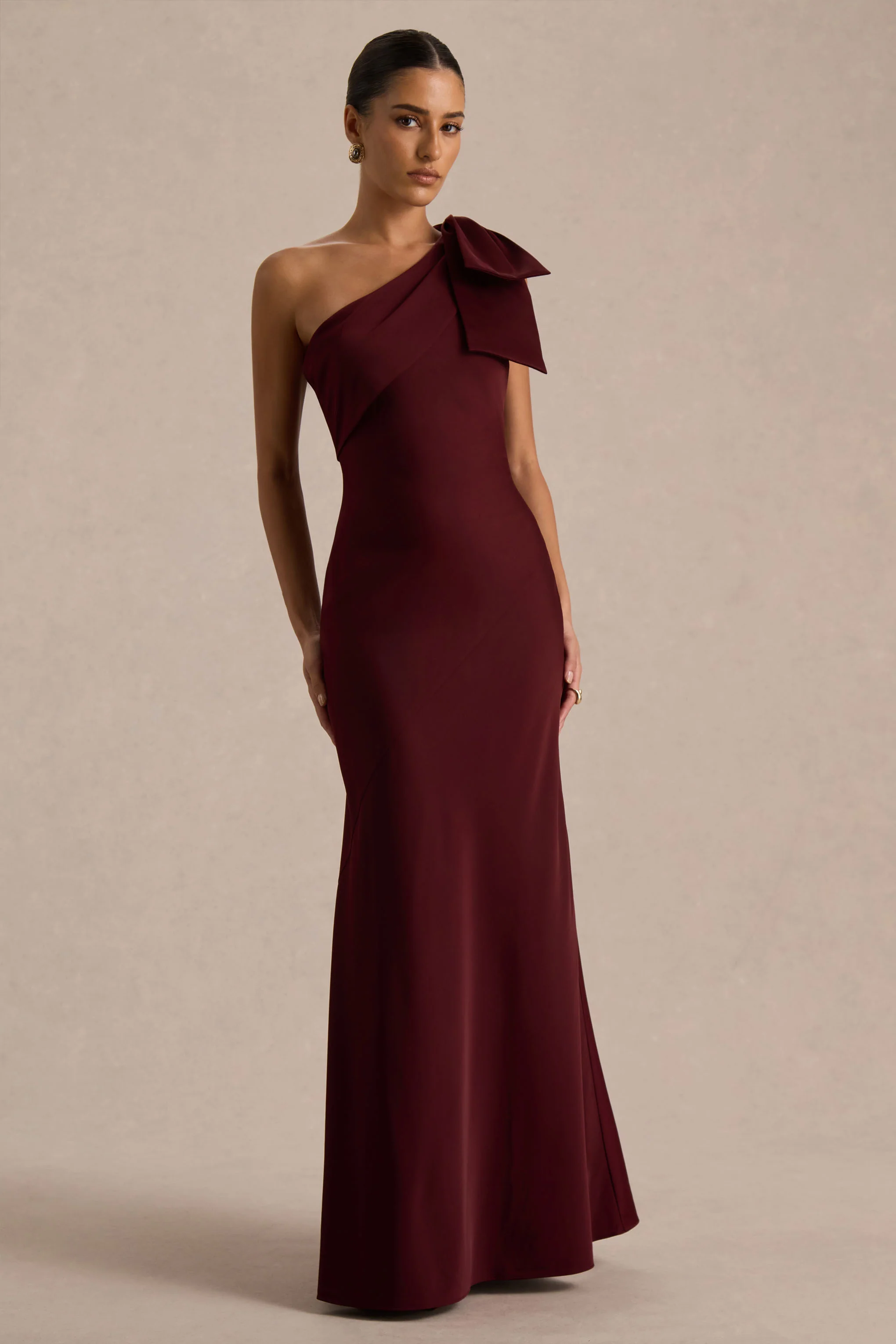 Josephine | Robe longue en satin mat bordeaux à encolure asymétrique et détail nœud - Image 5