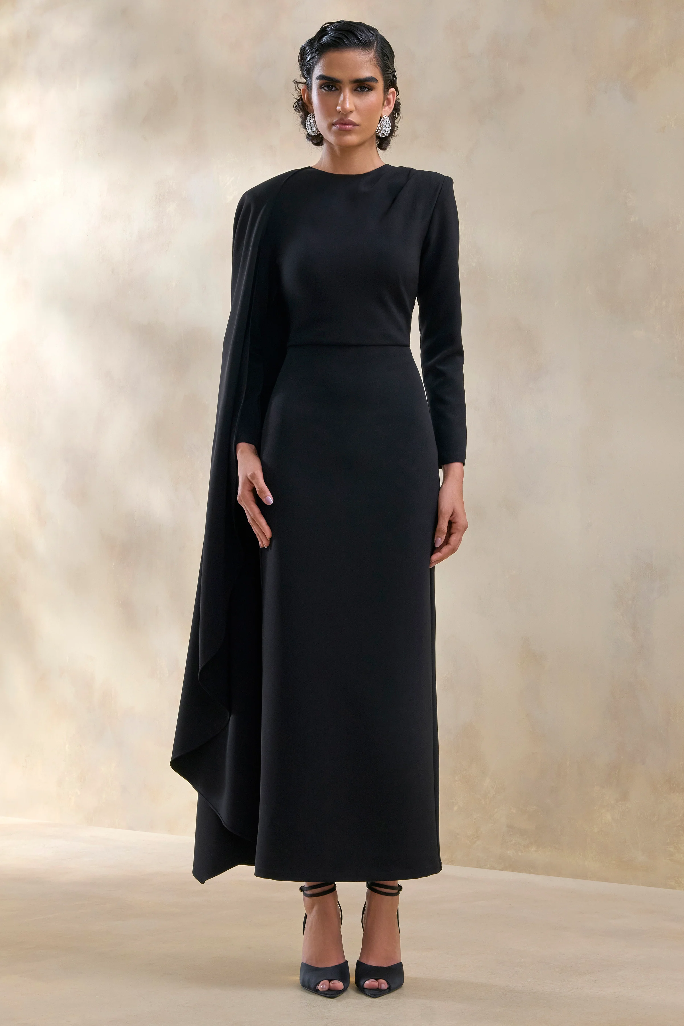 Jovea | Robe longue noire à encolure ronde avec manche cape