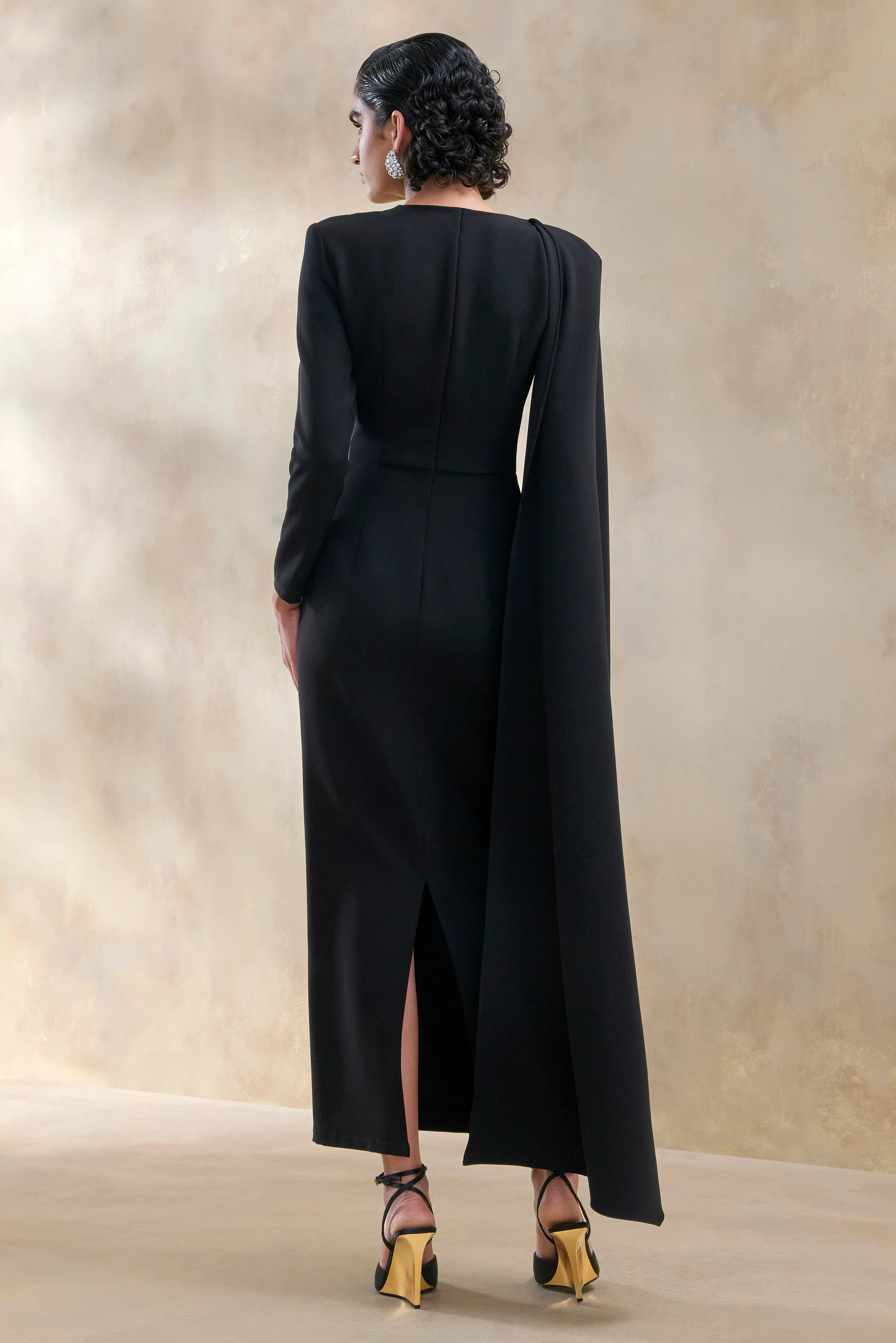 Jovea | Robe longue noire à encolure ronde avec manche cape - Image 2
