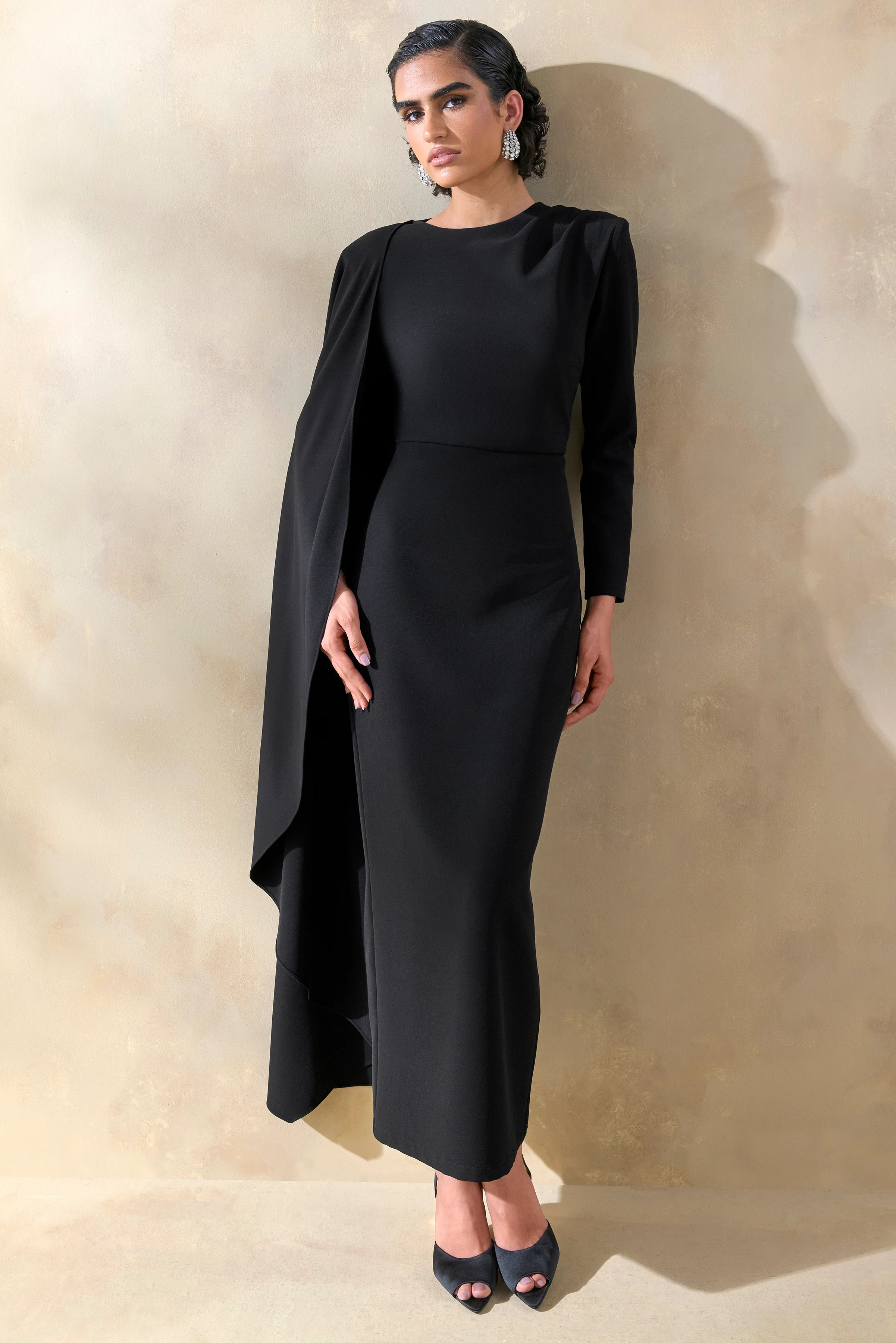 Jovea | Robe longue noire à encolure ronde avec manche cape - Image 5