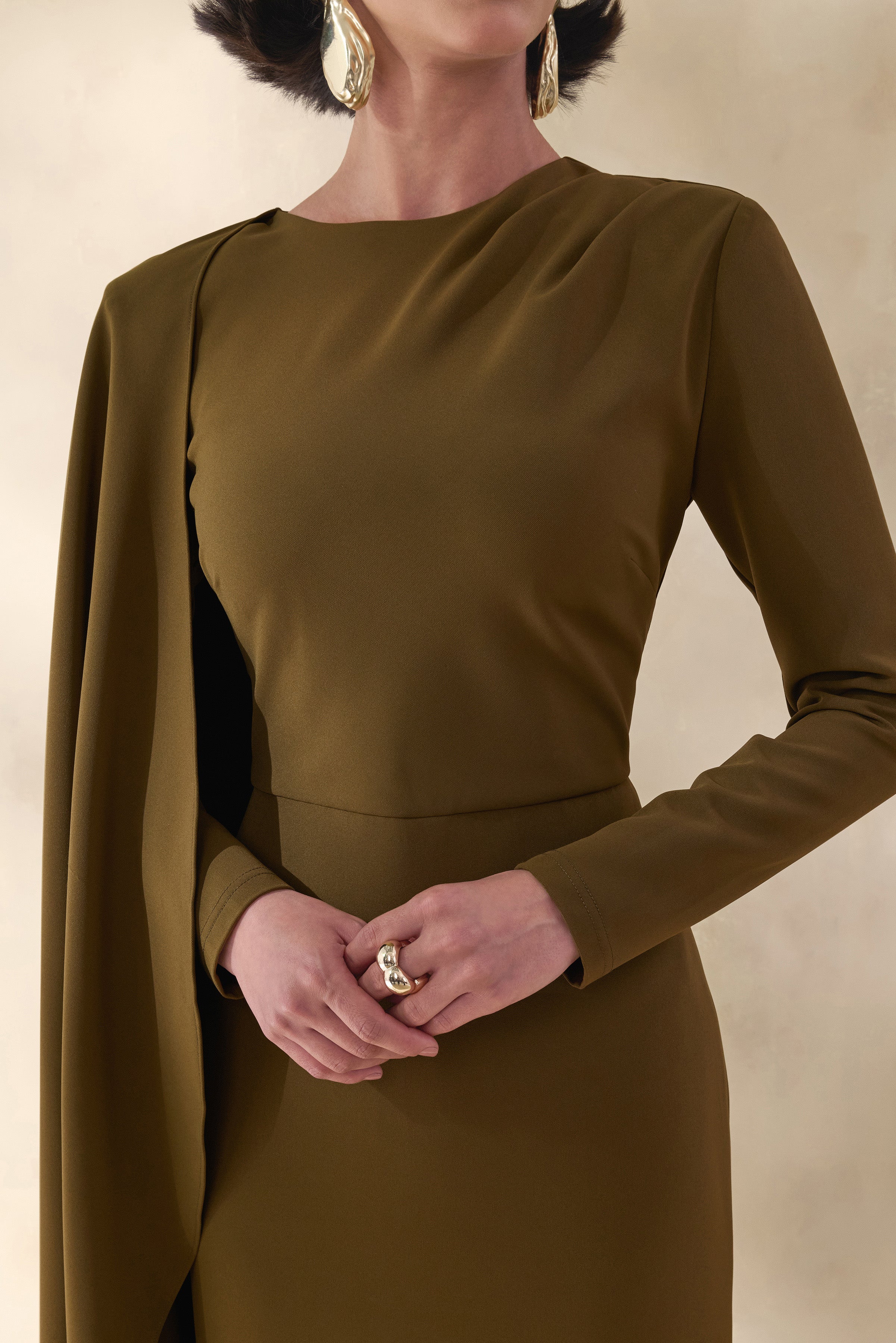 Jovea | Robe longue olive à encolure ronde avec manche cape - Image 3