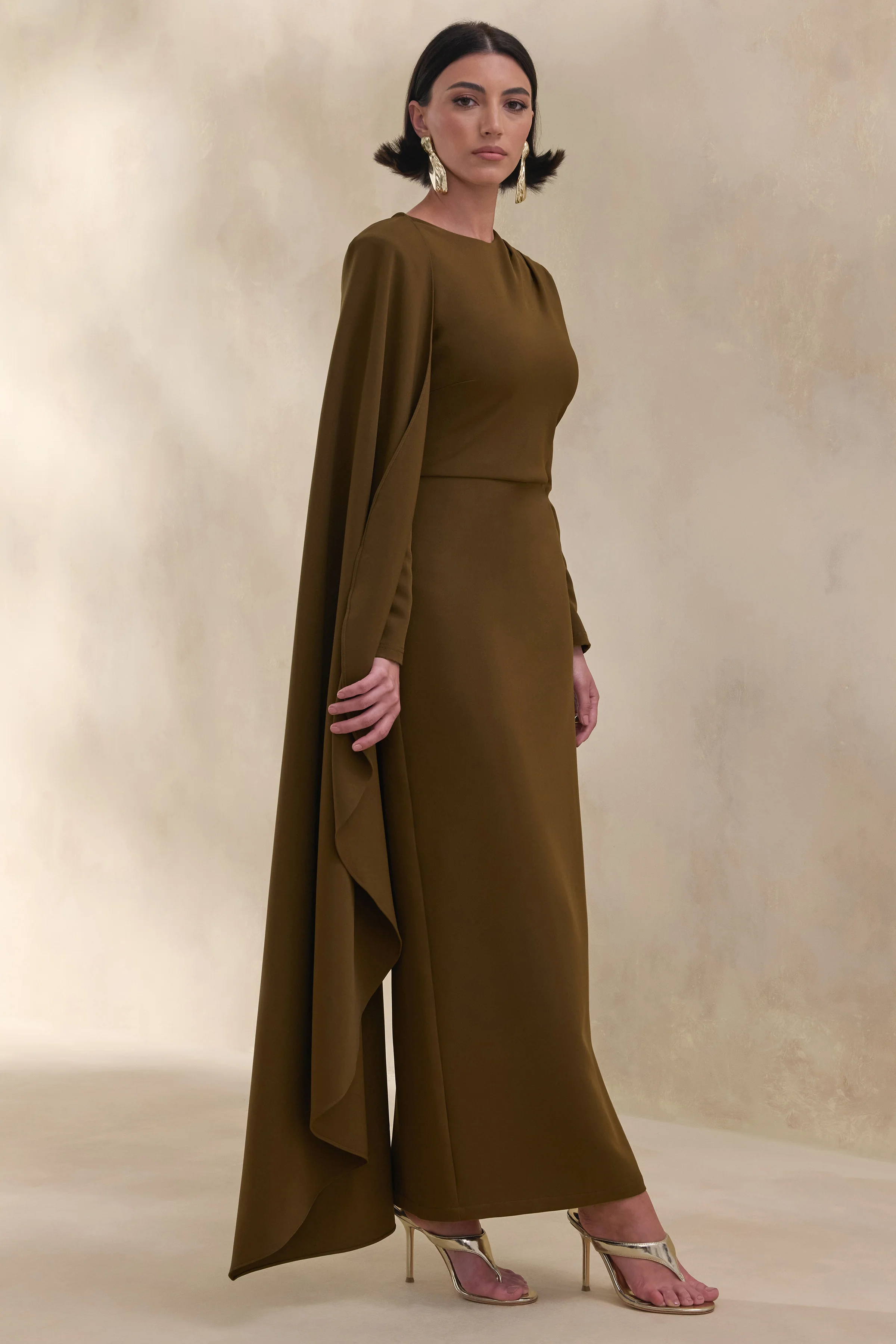 Jovea | Robe longue olive à encolure ronde avec manche cape - Image 6