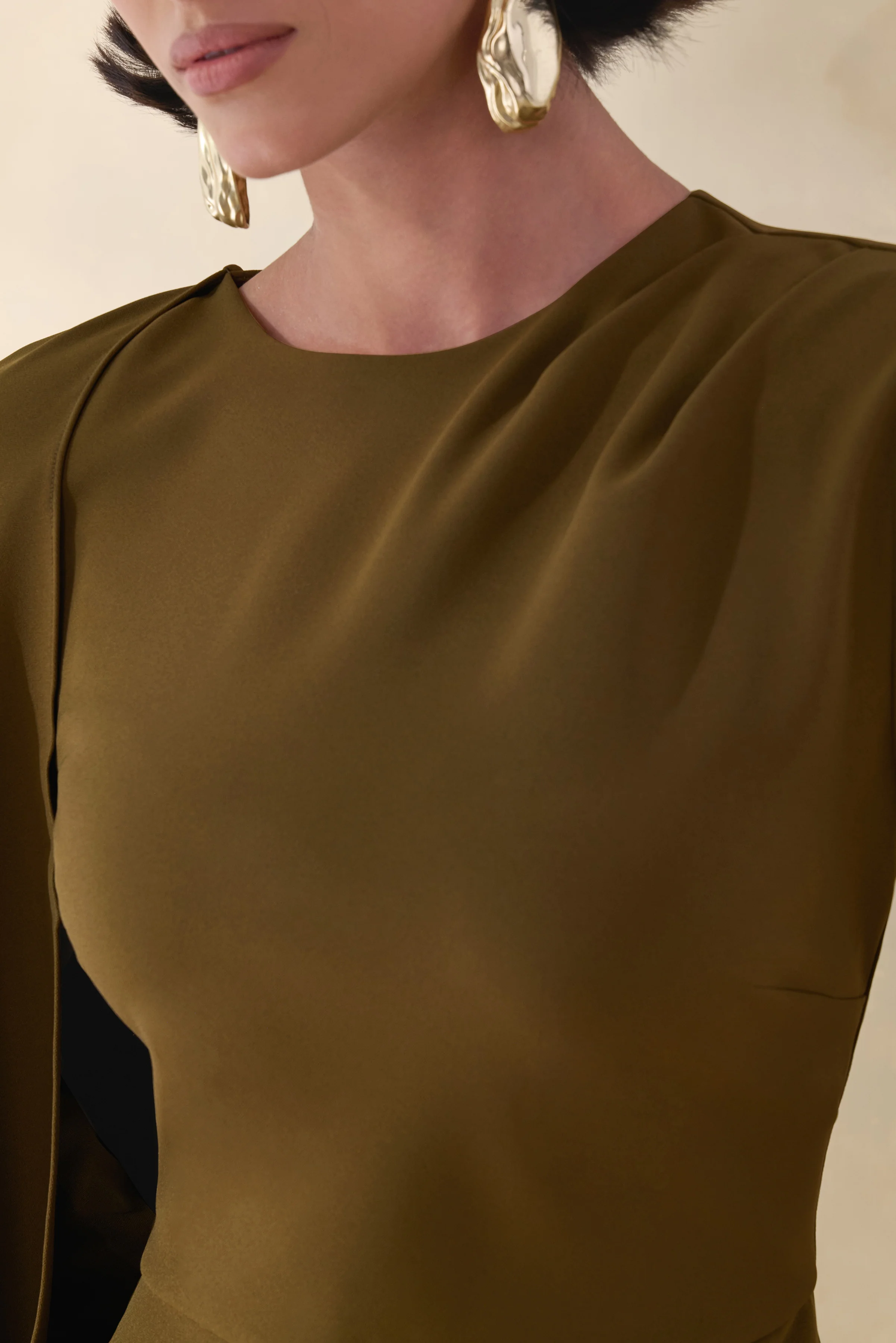 Jovea | Robe longue olive à encolure ronde avec manche cape - Image 7