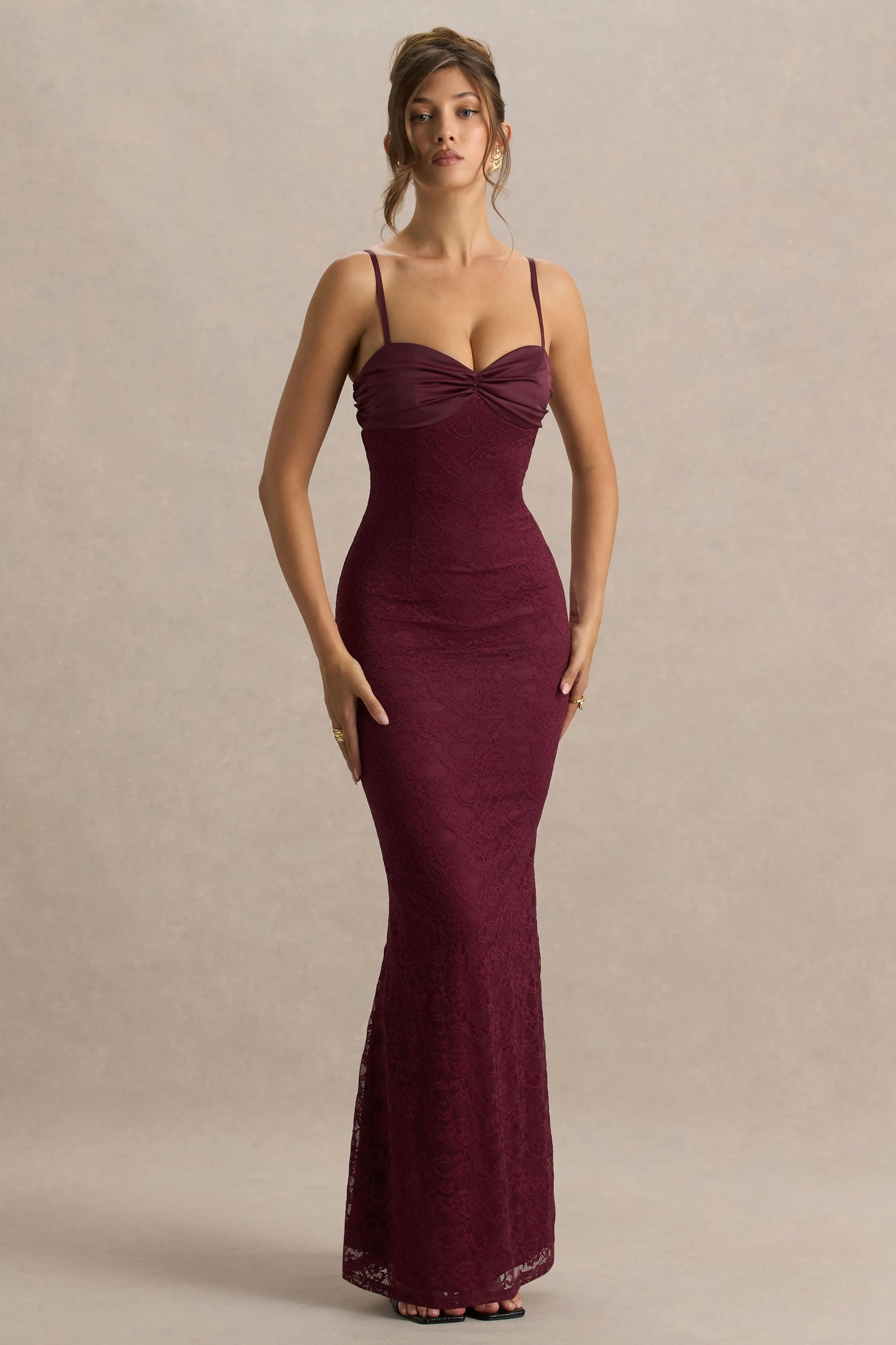 Juana | Robe longue bordeaux en satin et dentelle à encolure en cœur