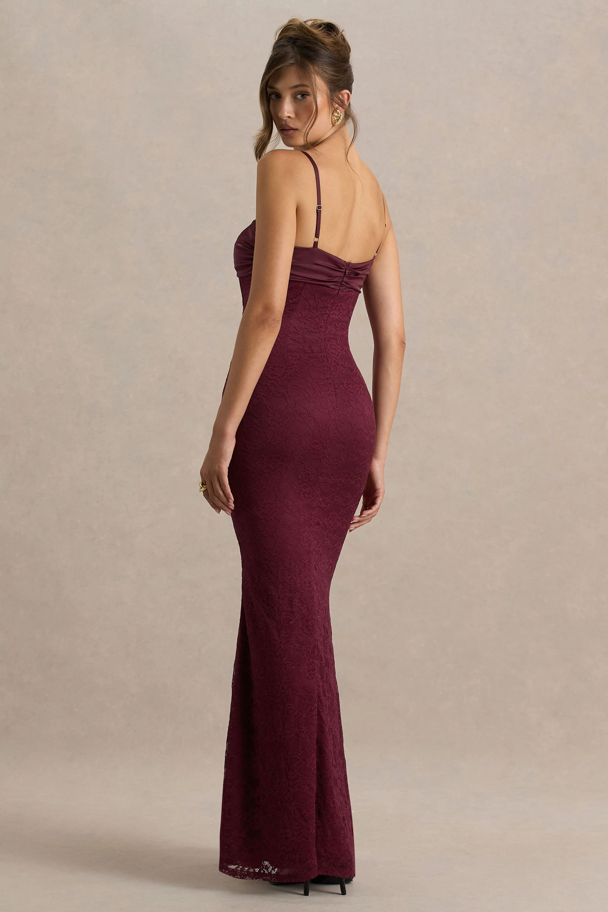 Juana | Robe longue bordeaux en satin et dentelle à encolure en cœur - Image 2