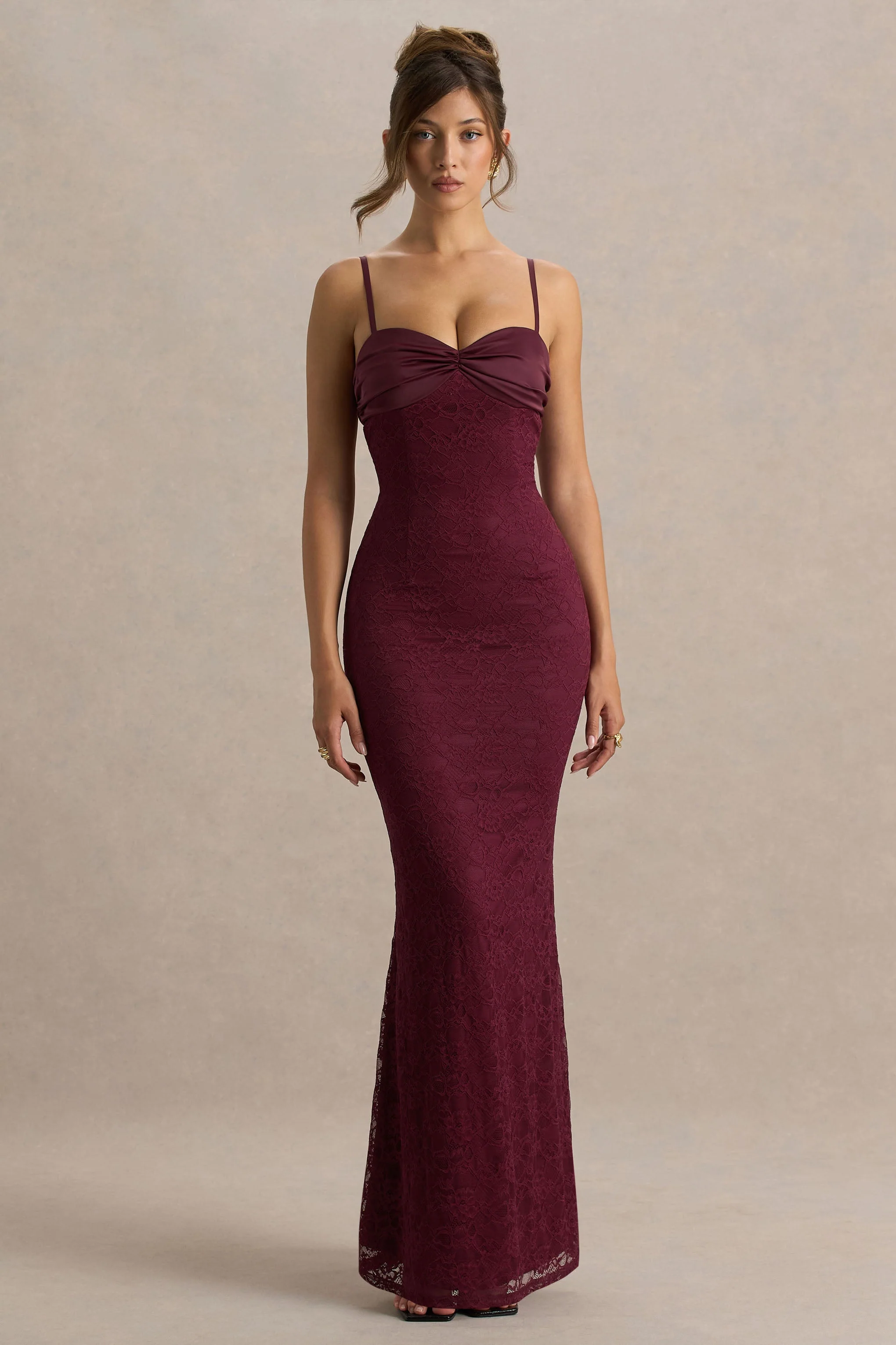 Juana | Robe longue bordeaux en satin et dentelle à encolure en cœur - Image 4