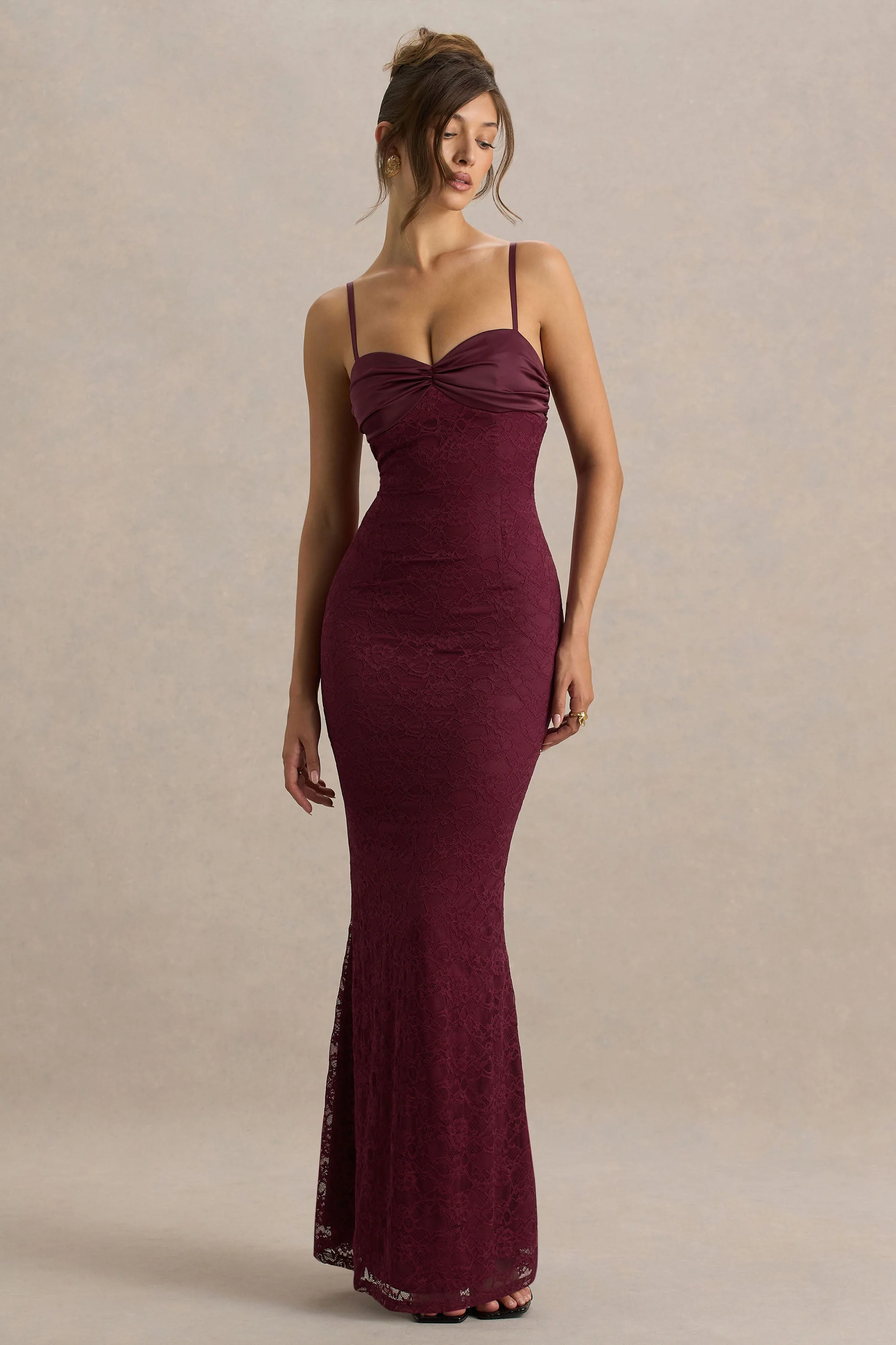 Juana | Robe longue bordeaux en satin et dentelle à encolure en cœur - Image 5
