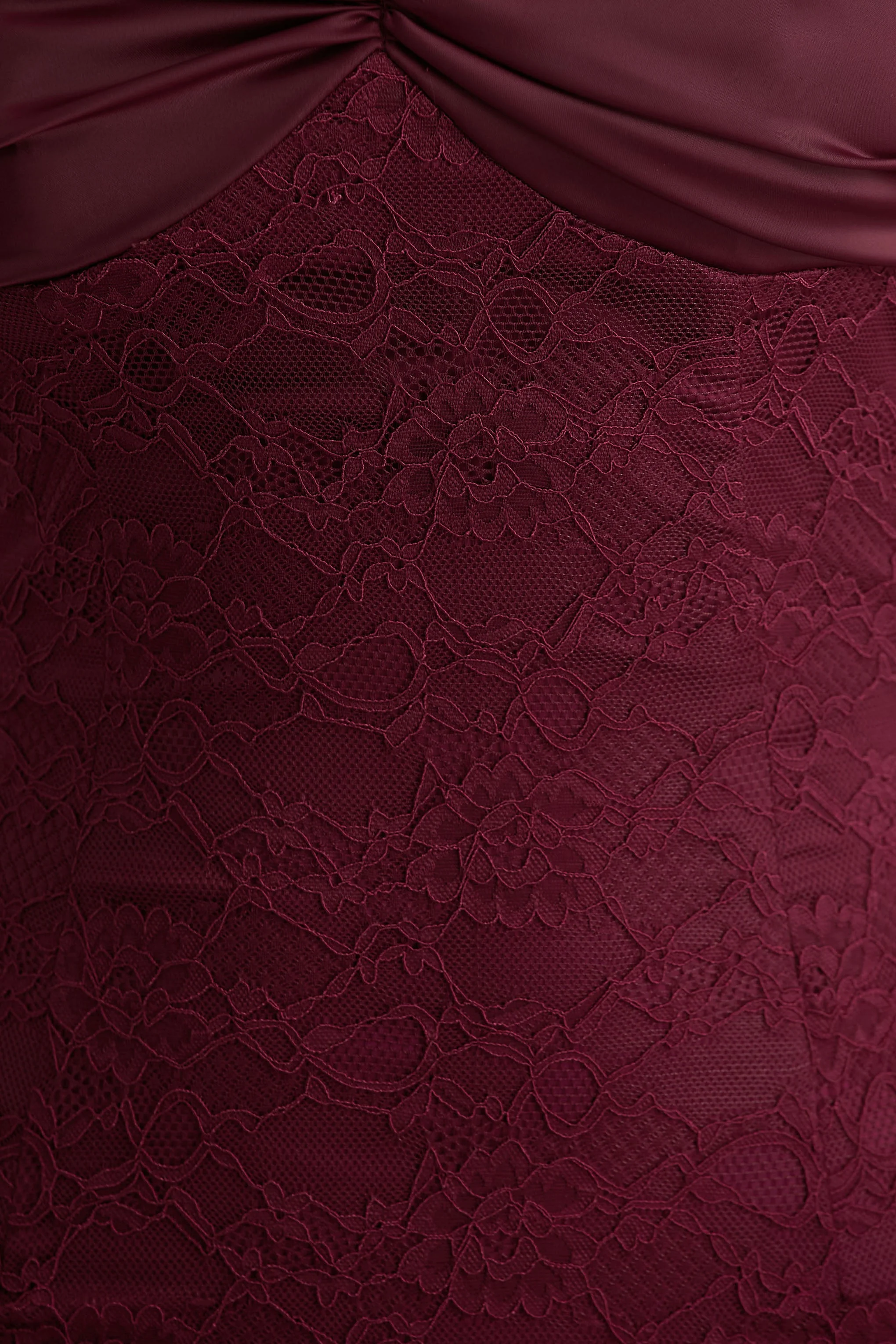 Juana | Robe longue bordeaux en satin et dentelle à encolure en cœur - Image 6