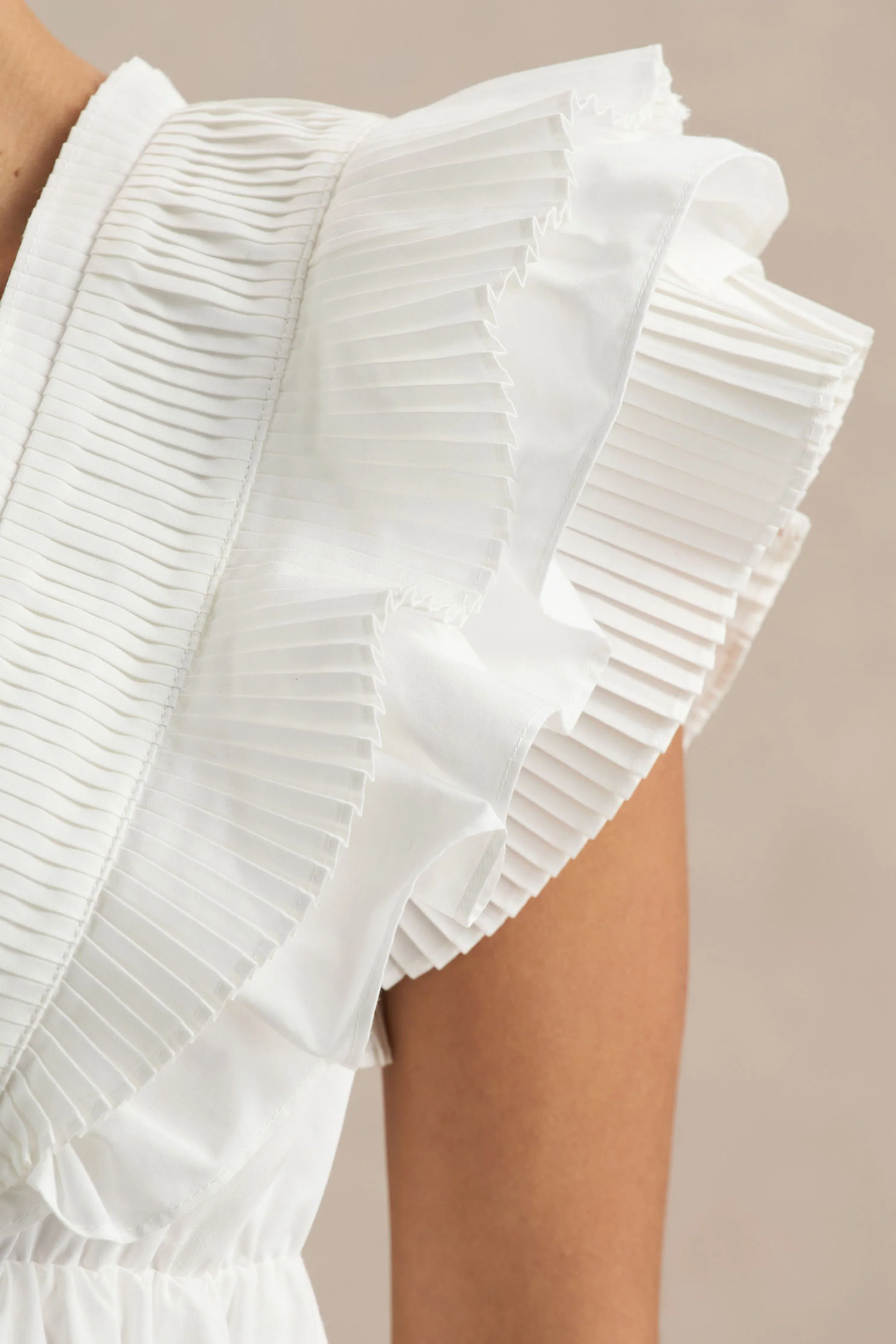 Judie | Mini-robe blanche en popeline à col en V et volants - Image 3