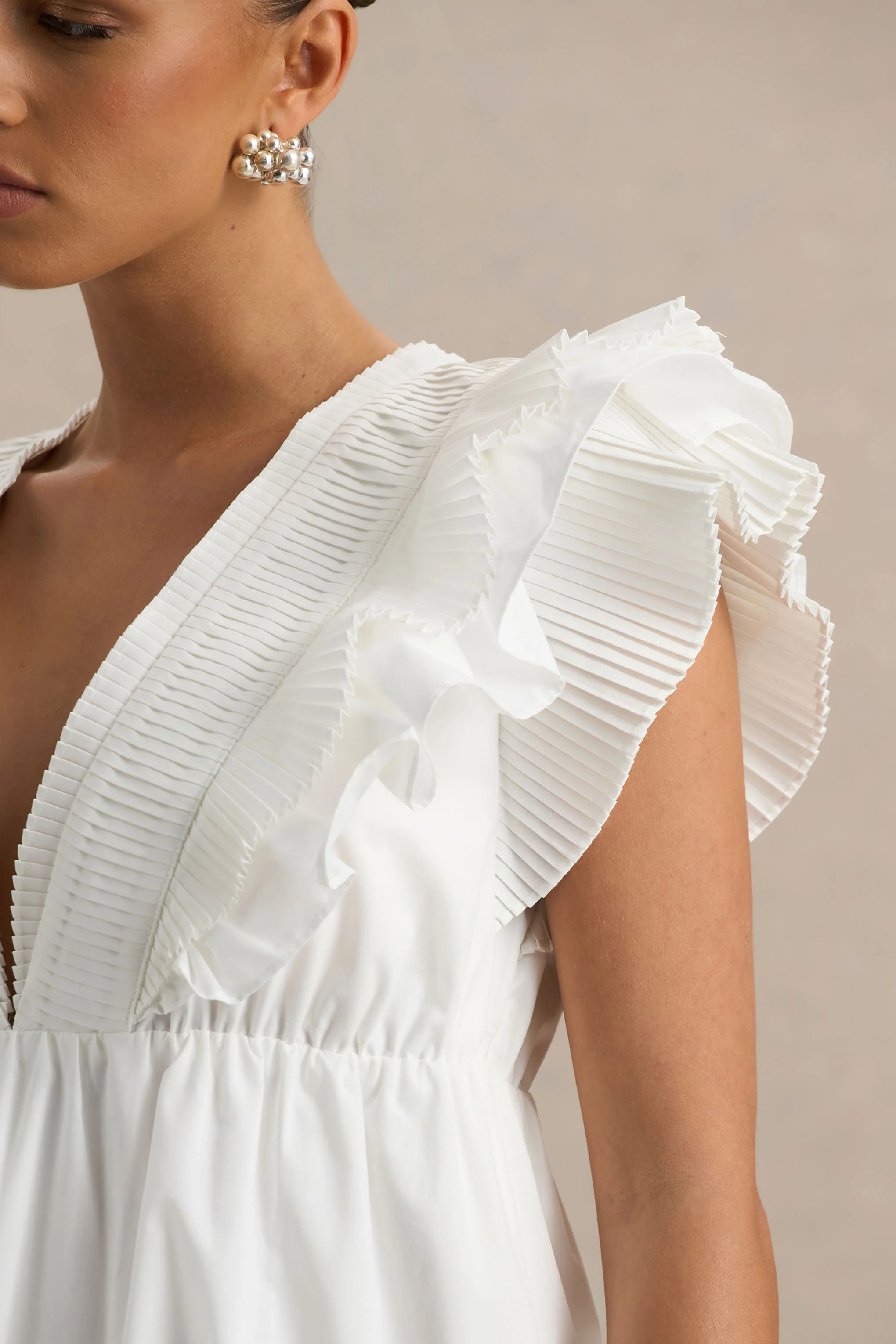 Judie | Mini-robe blanche en popeline à col en V et volants - Image 6
