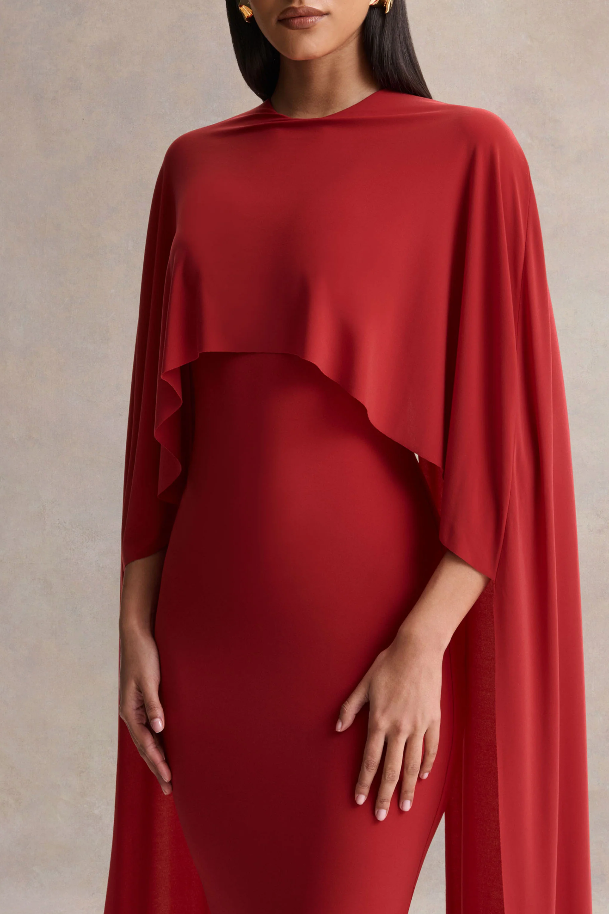Kalani | Robe mi-longue rouge à encolure ras-du-cou avec manches cape - Image 3