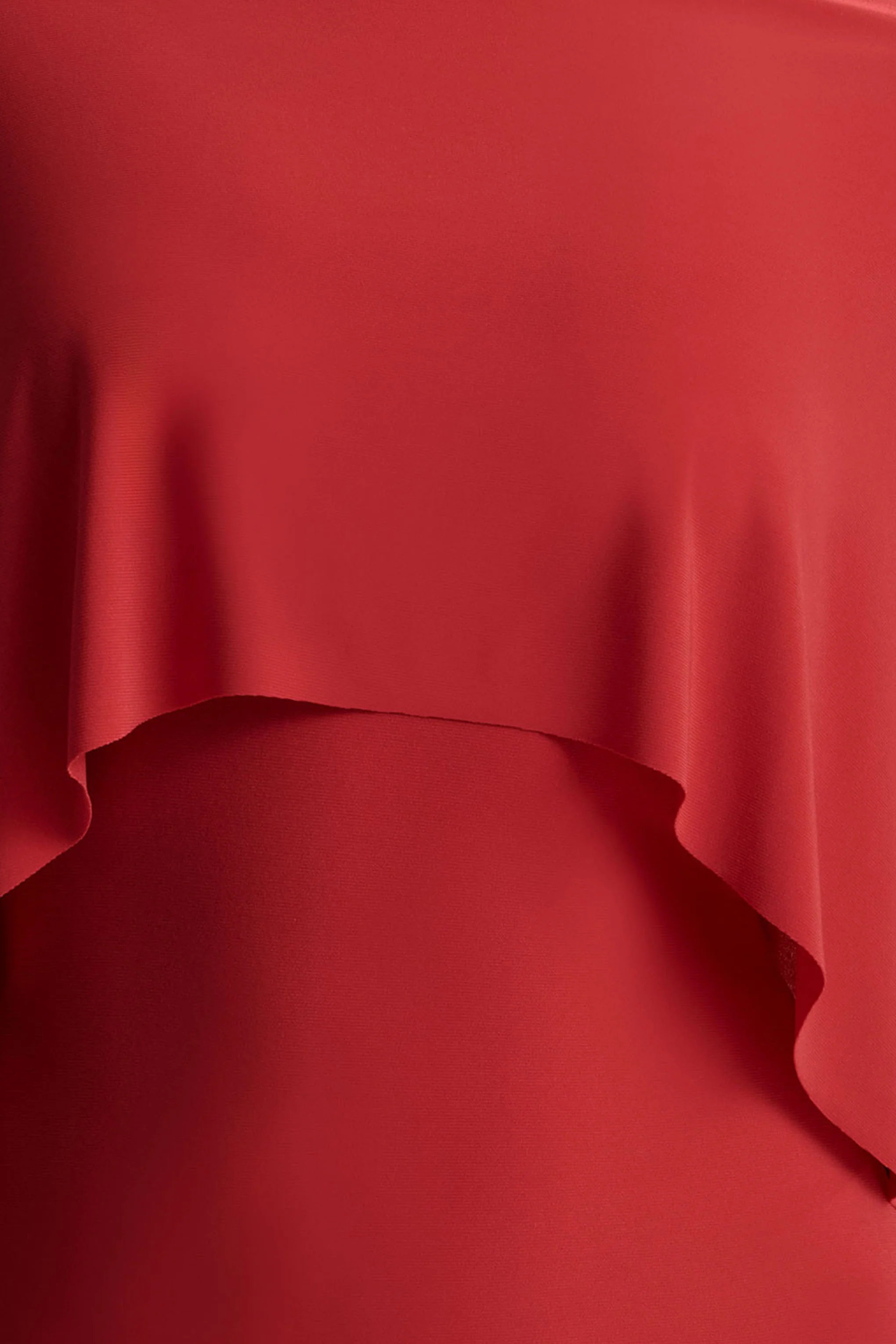 Kalani | Robe mi-longue rouge à encolure ras-du-cou avec manches cape - Image 6