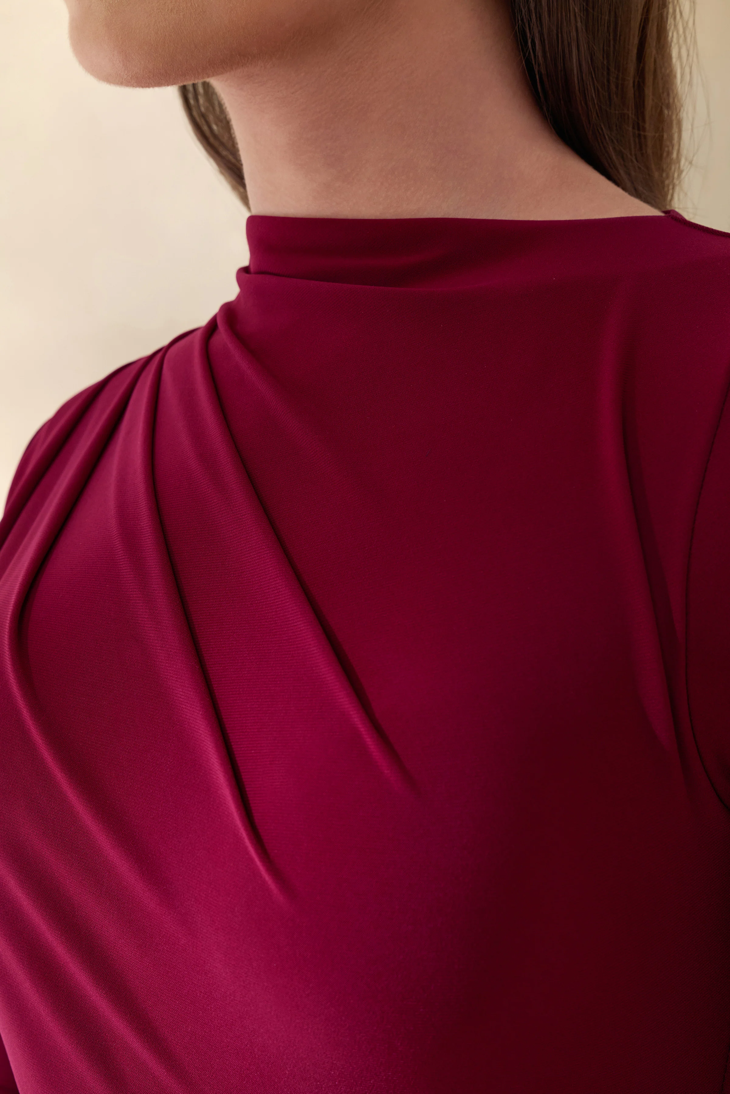 Karessa | Robe longue baie à encolure haute avec détails froncés et fente haute à l’avant - Image 6