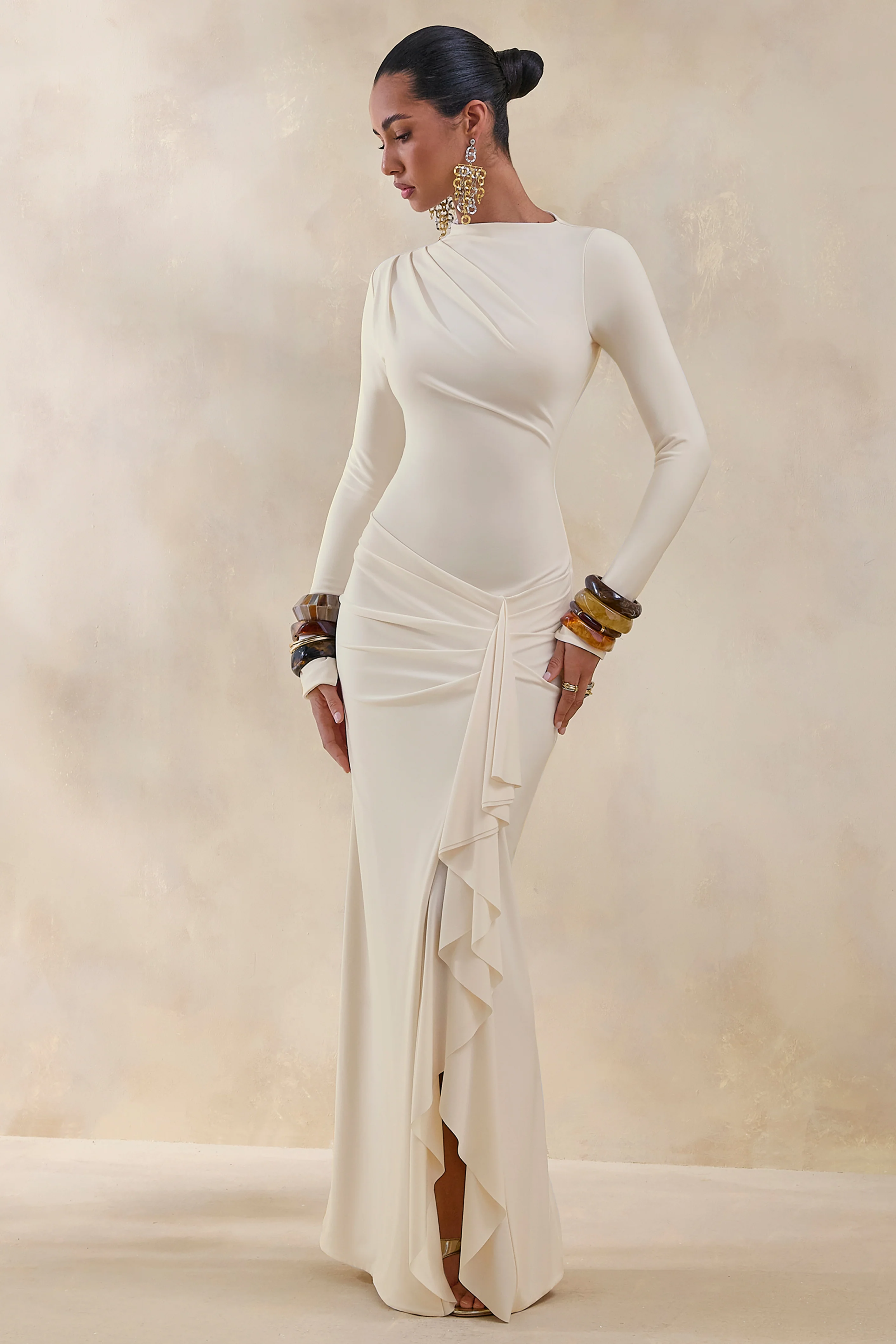 Karessa | Robe longue crème à encolure haute avec détails froncés et fente haute sur le devant