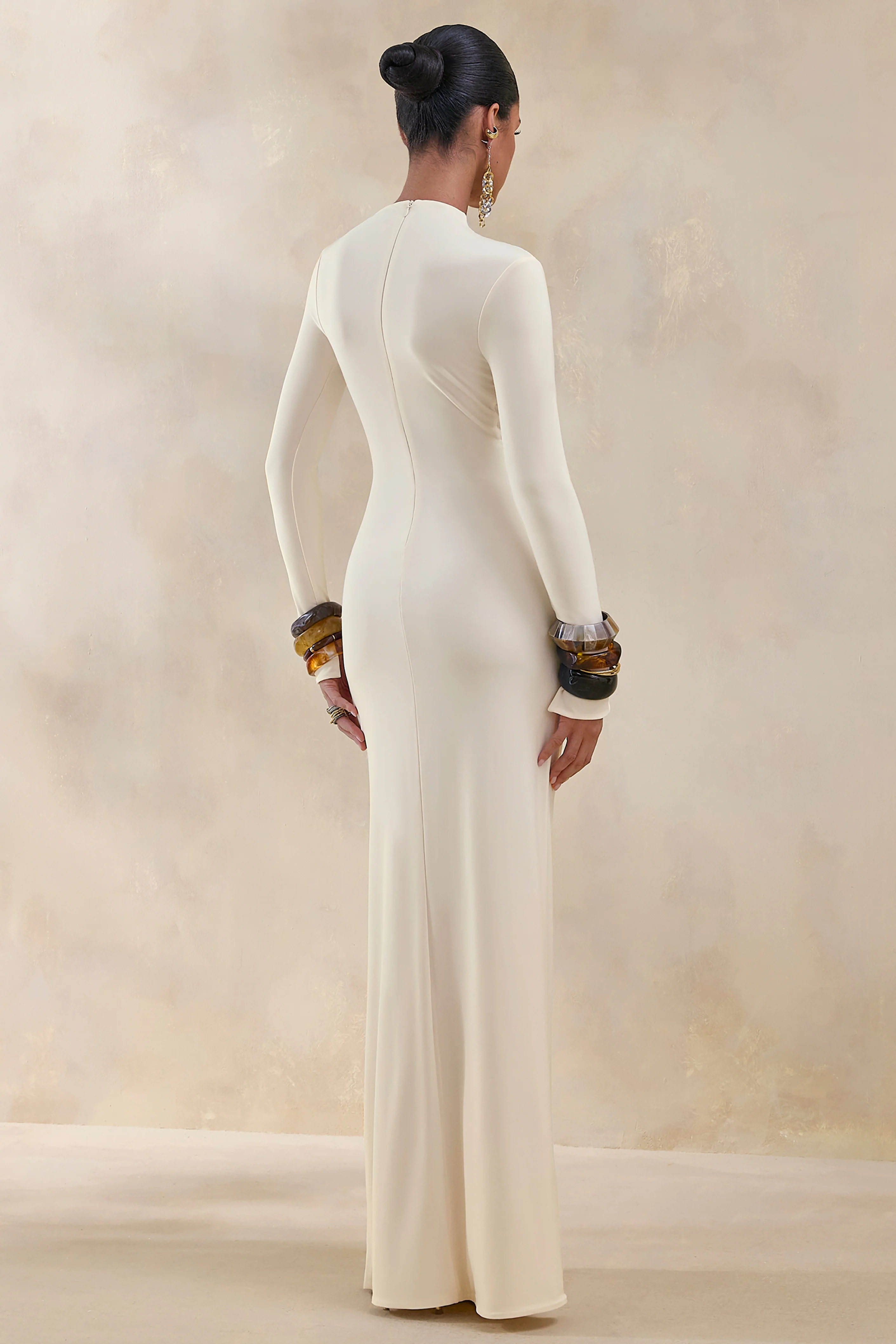 Karessa | Robe longue crème à encolure haute avec détails froncés et fente haute sur le devant - Image 2