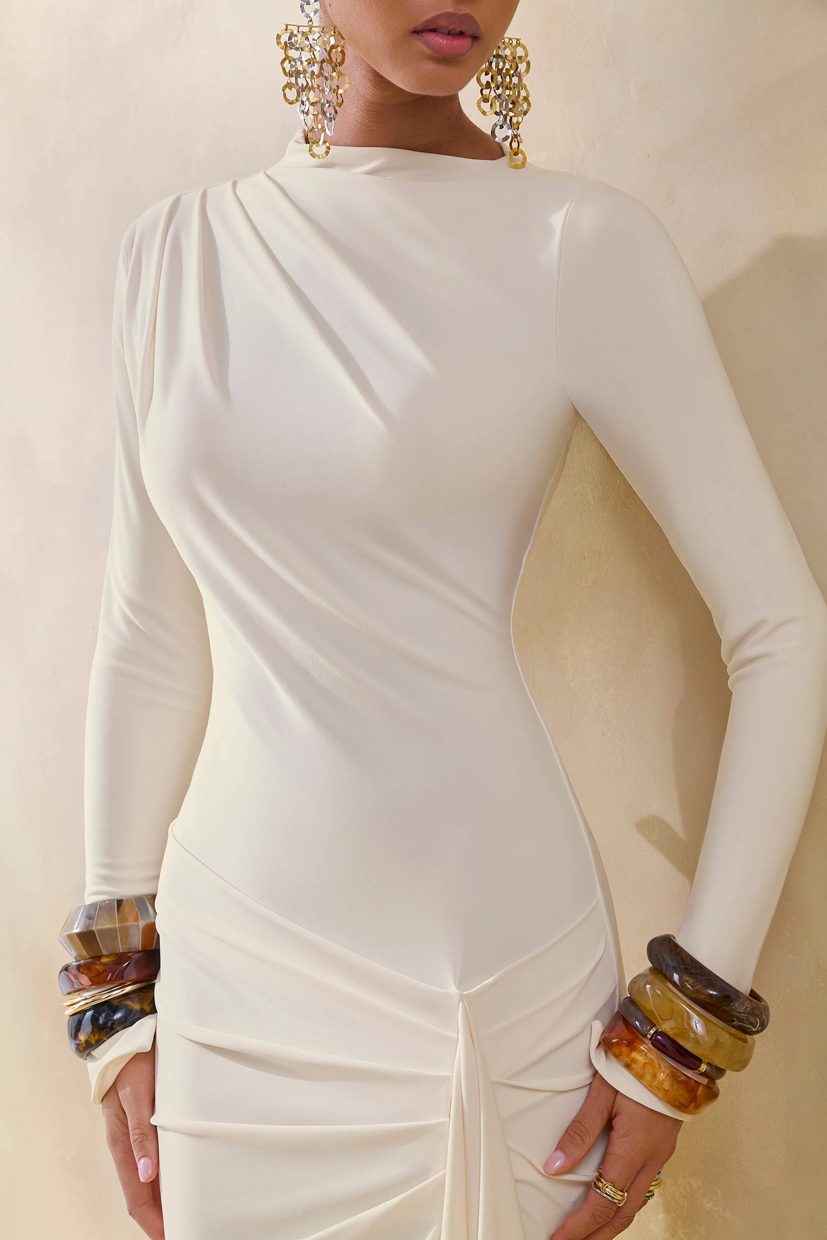 Karessa | Robe longue crème à encolure haute avec détails froncés et fente haute sur le devant - Image 3