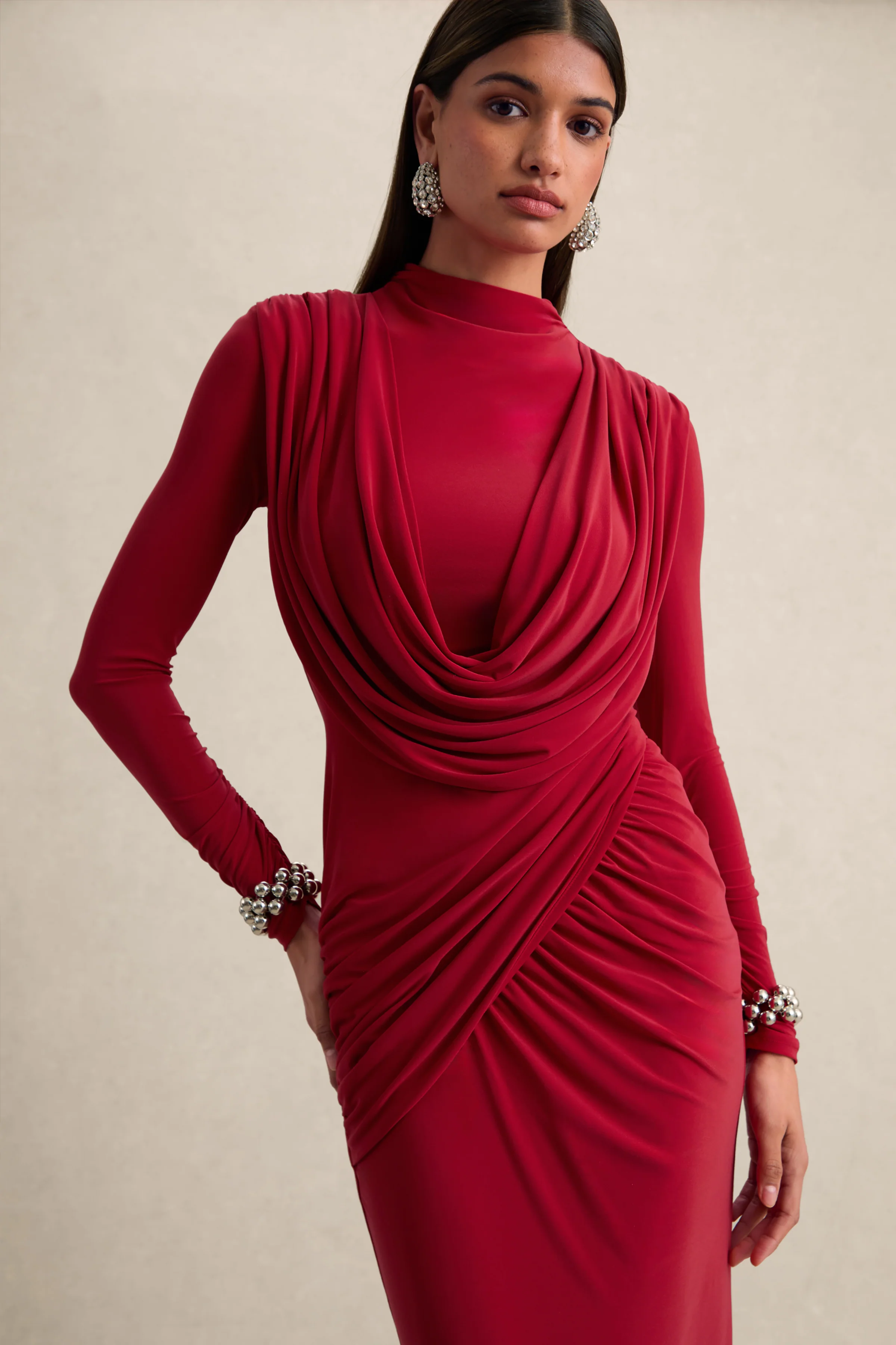 Karinthia | Robe longue rouge à encolure haute et détails drapés - Image 3