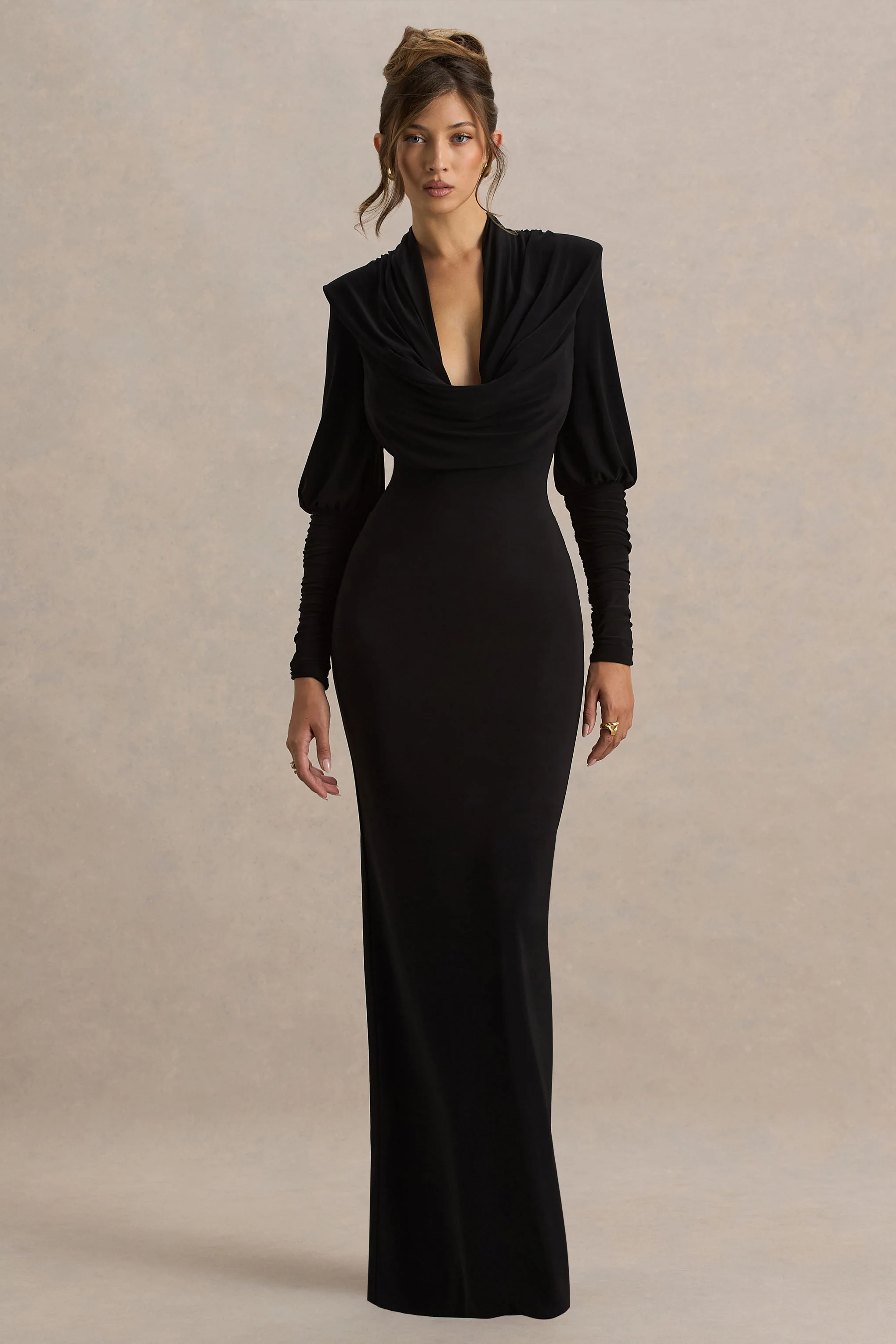 Kaylee | Robe longue noire à col bénitier et détails drapés