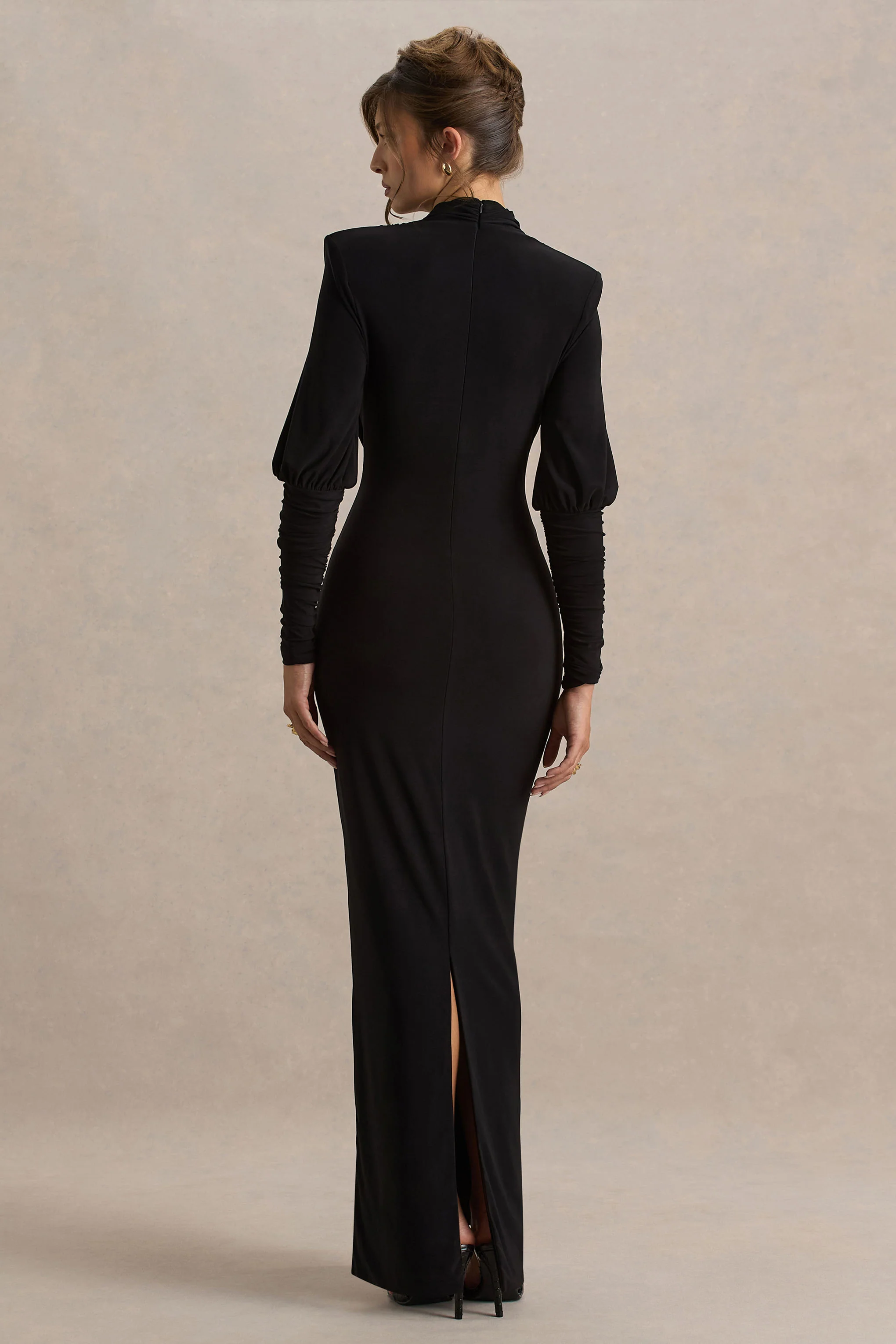 Kaylee | Robe longue noire à col bénitier et détails drapés - Image 2