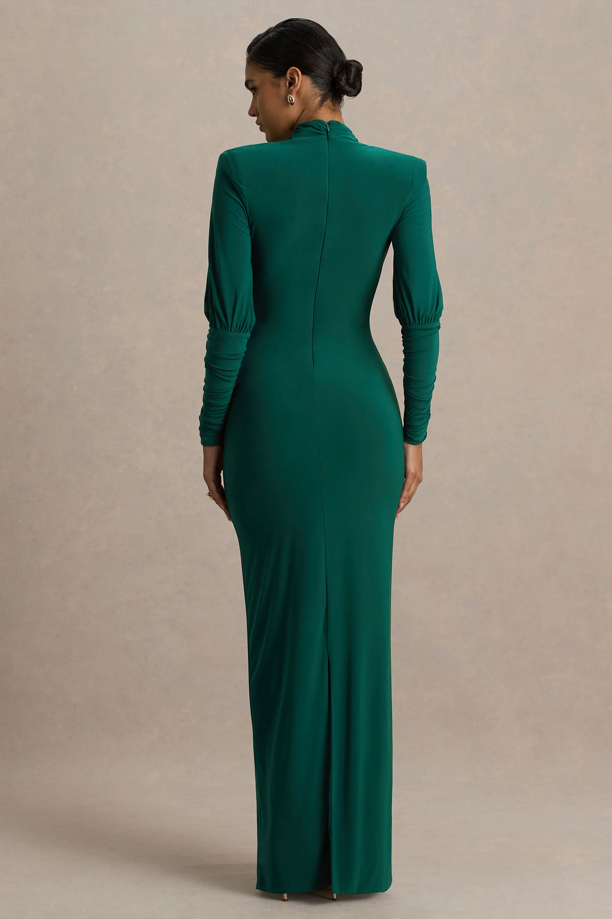 Kaylee | Robe longue vert bouteille à col bénitier avec détails drapés - Image 2
