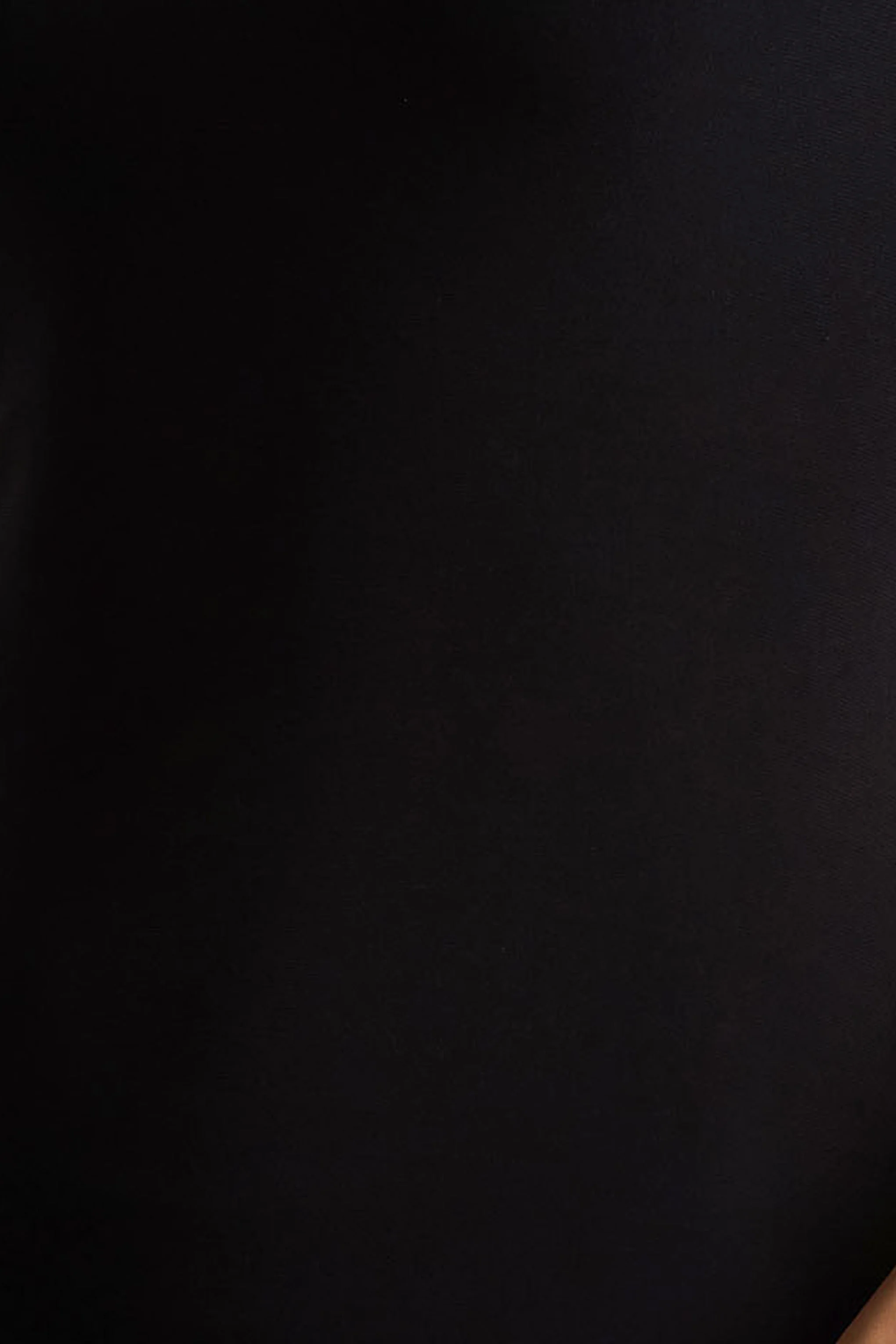 Kelilah | Robe longue noire et blanche à décolleté bandeau avec cape - Image 6
