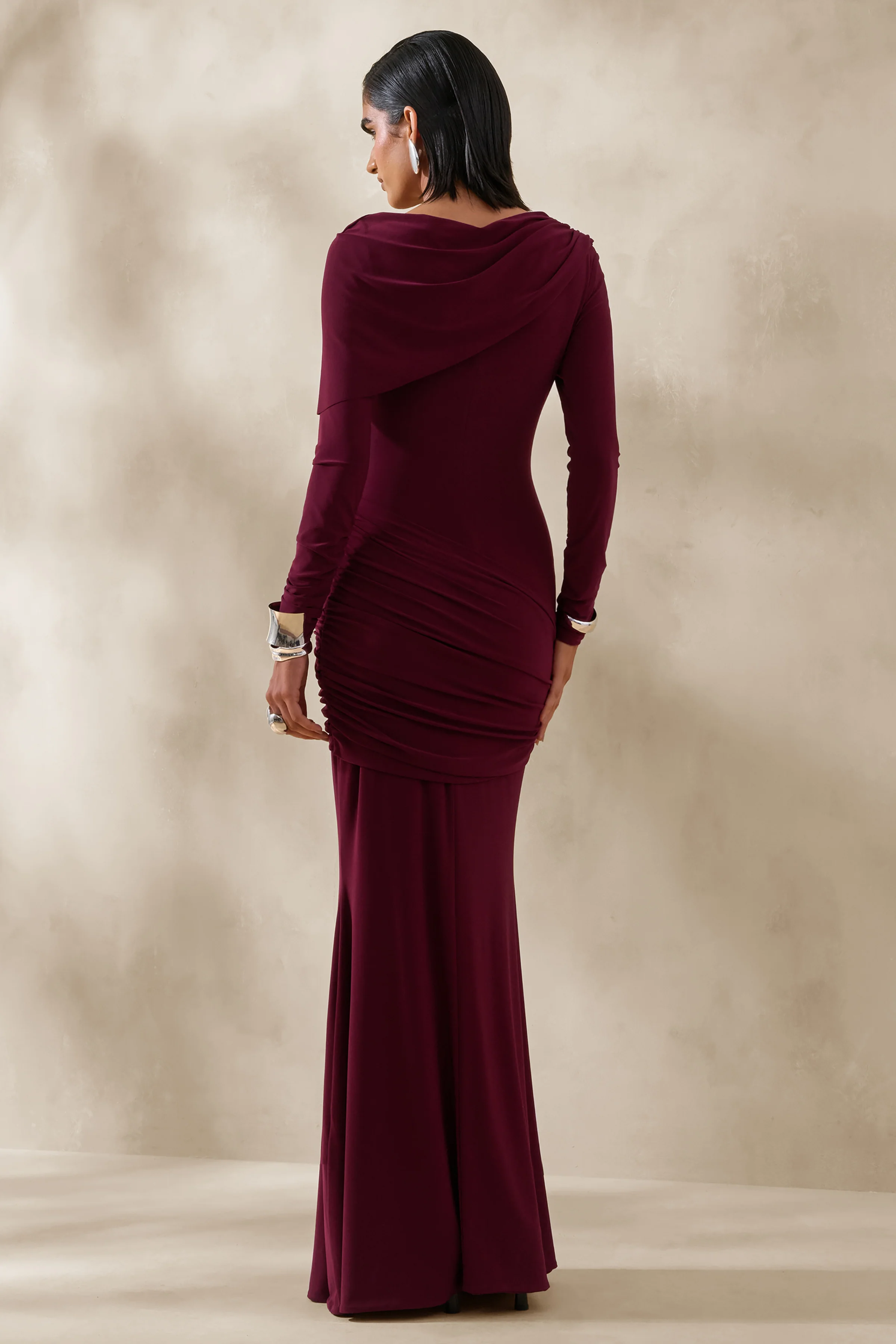 Kessara | Robe longue bordeaux à encolure asymétrique avec écharpe et détails froncés - Image 2