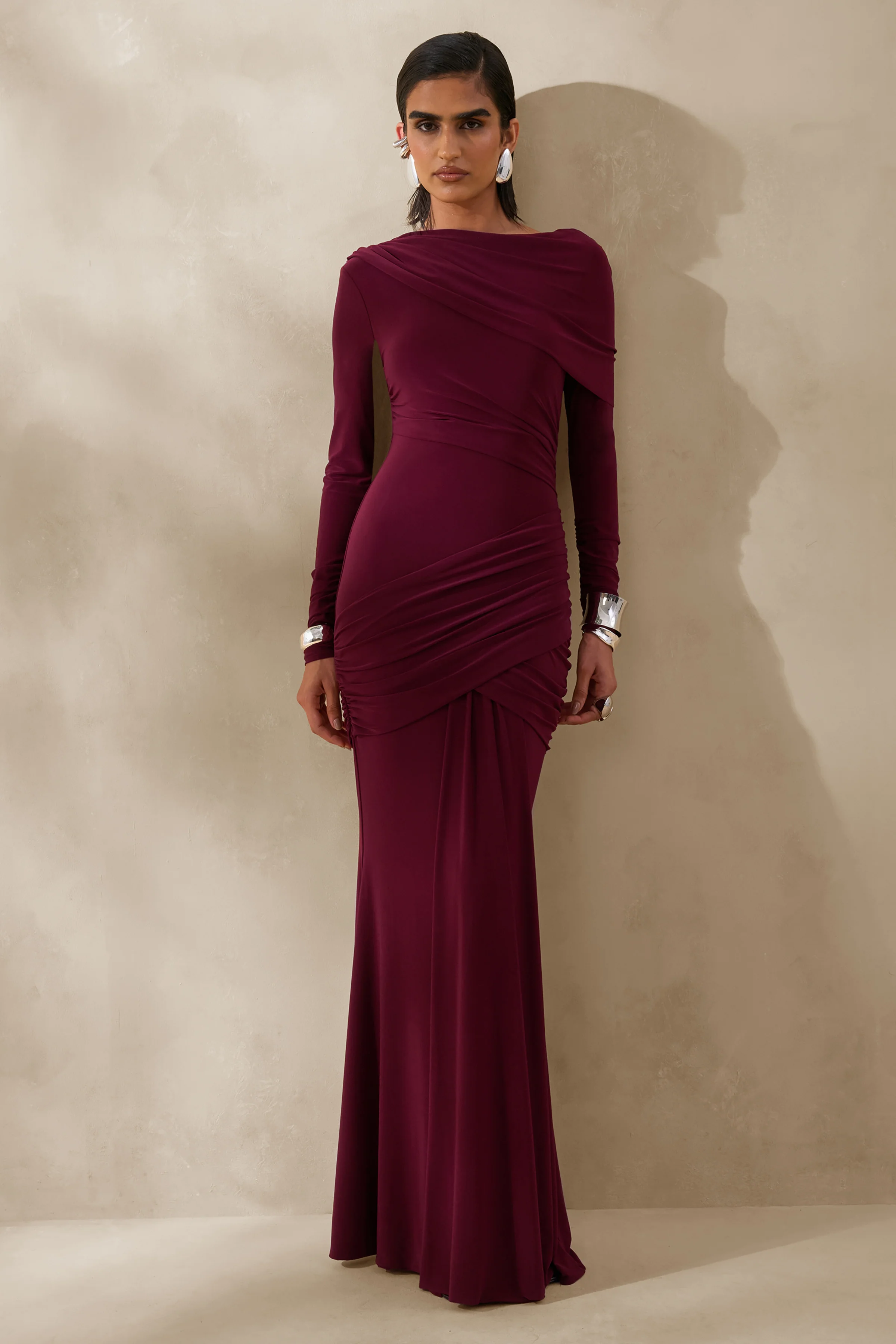 Kessara | Robe longue bordeaux à encolure asymétrique avec écharpe et détails froncés - Image 4