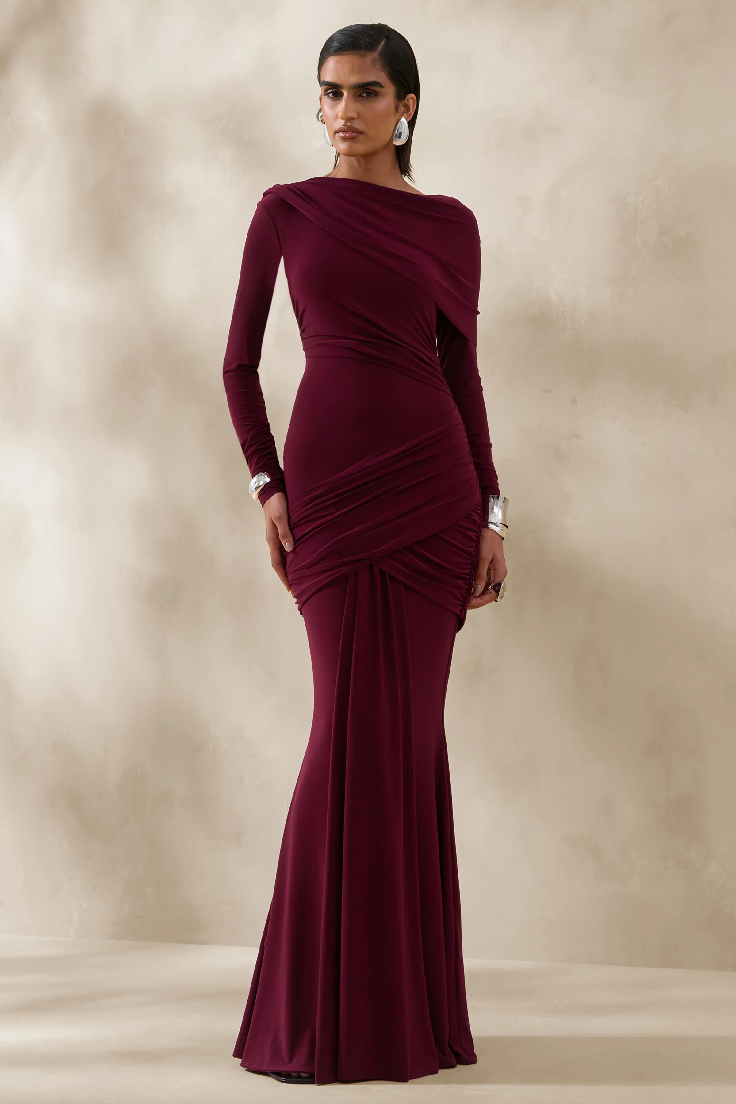 Kessara | Robe longue bordeaux à encolure asymétrique avec écharpe et détails froncés - Image 5