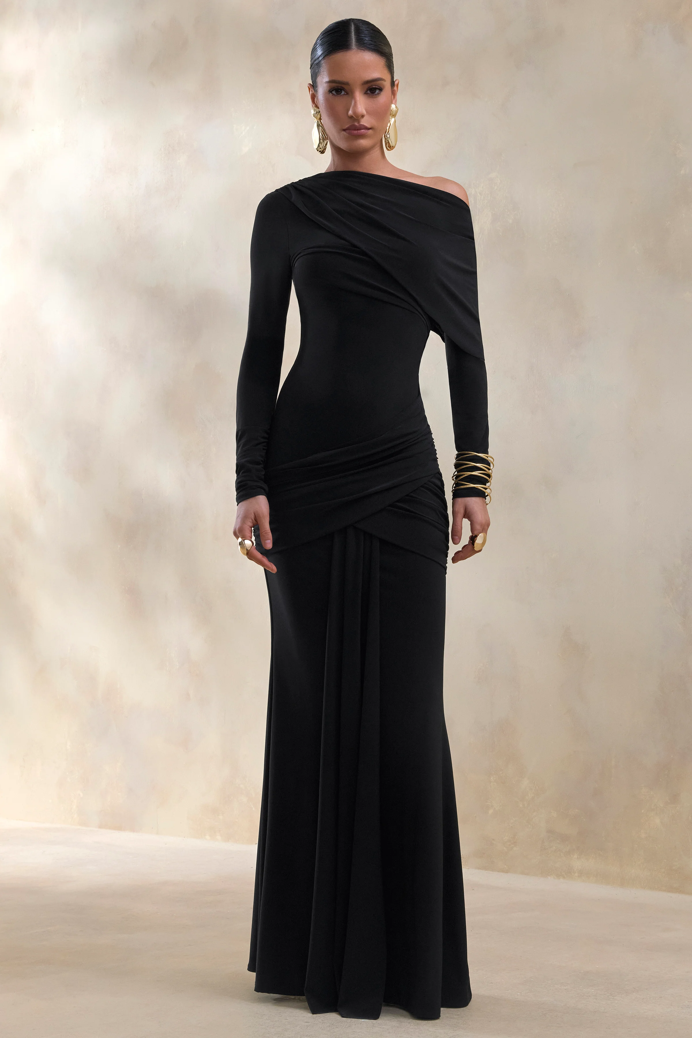Kessara | Robe longue noire à encolure asymétrique avec écharpe et détails froncés