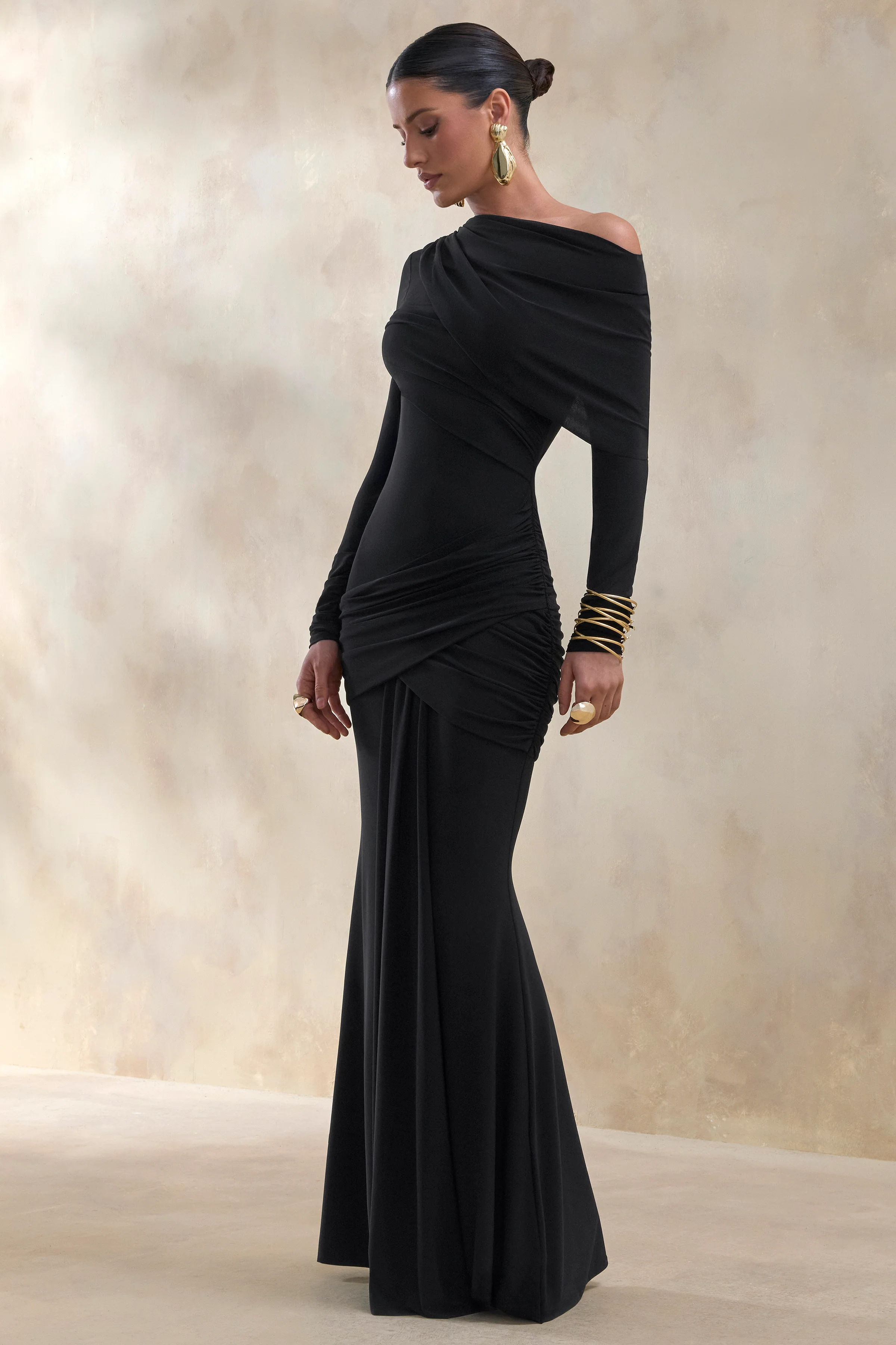 Kessara | Robe longue noire à encolure asymétrique avec écharpe et détails froncés - Image 4