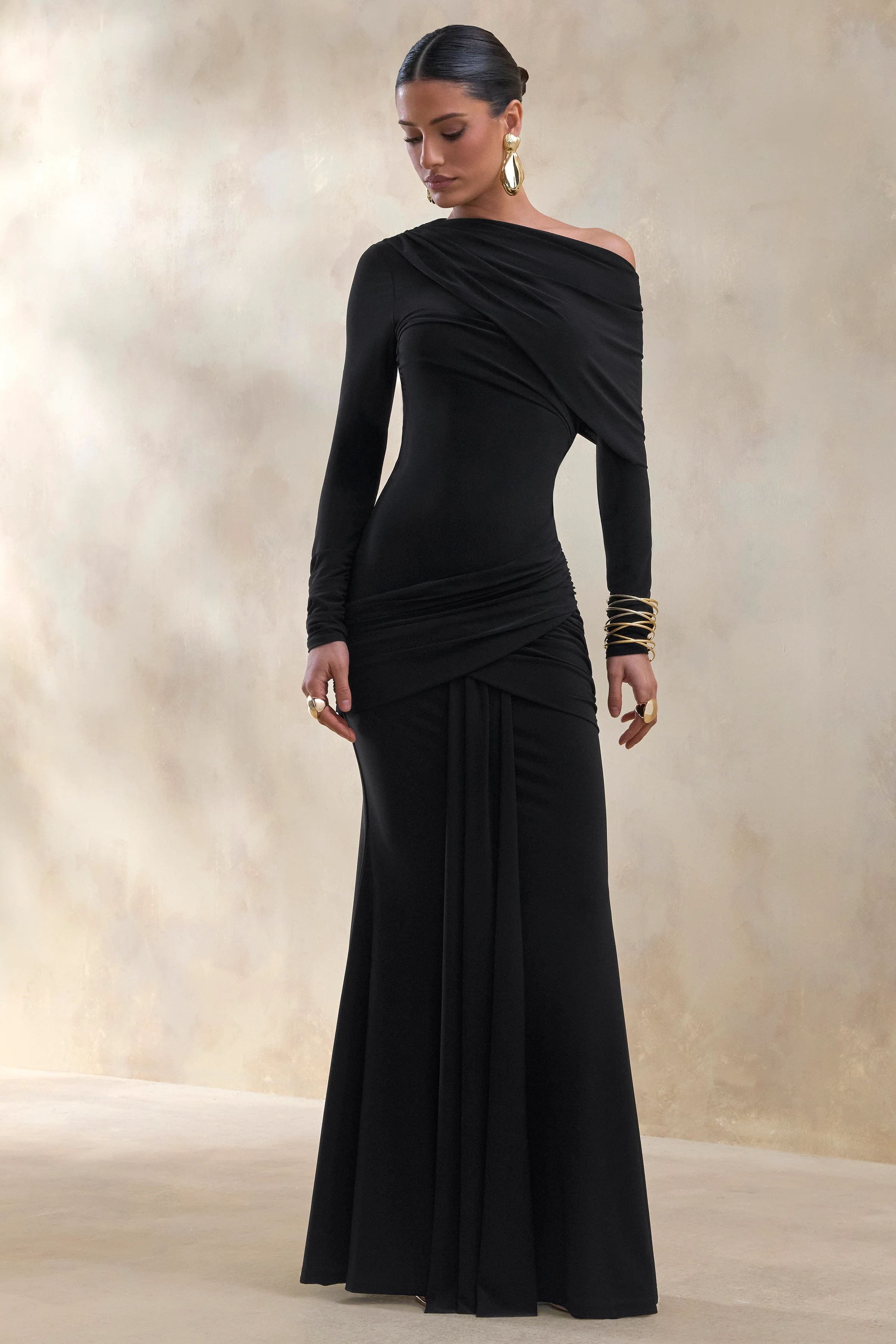 Kessara | Robe longue noire à encolure asymétrique avec écharpe et détails froncés - Image 5