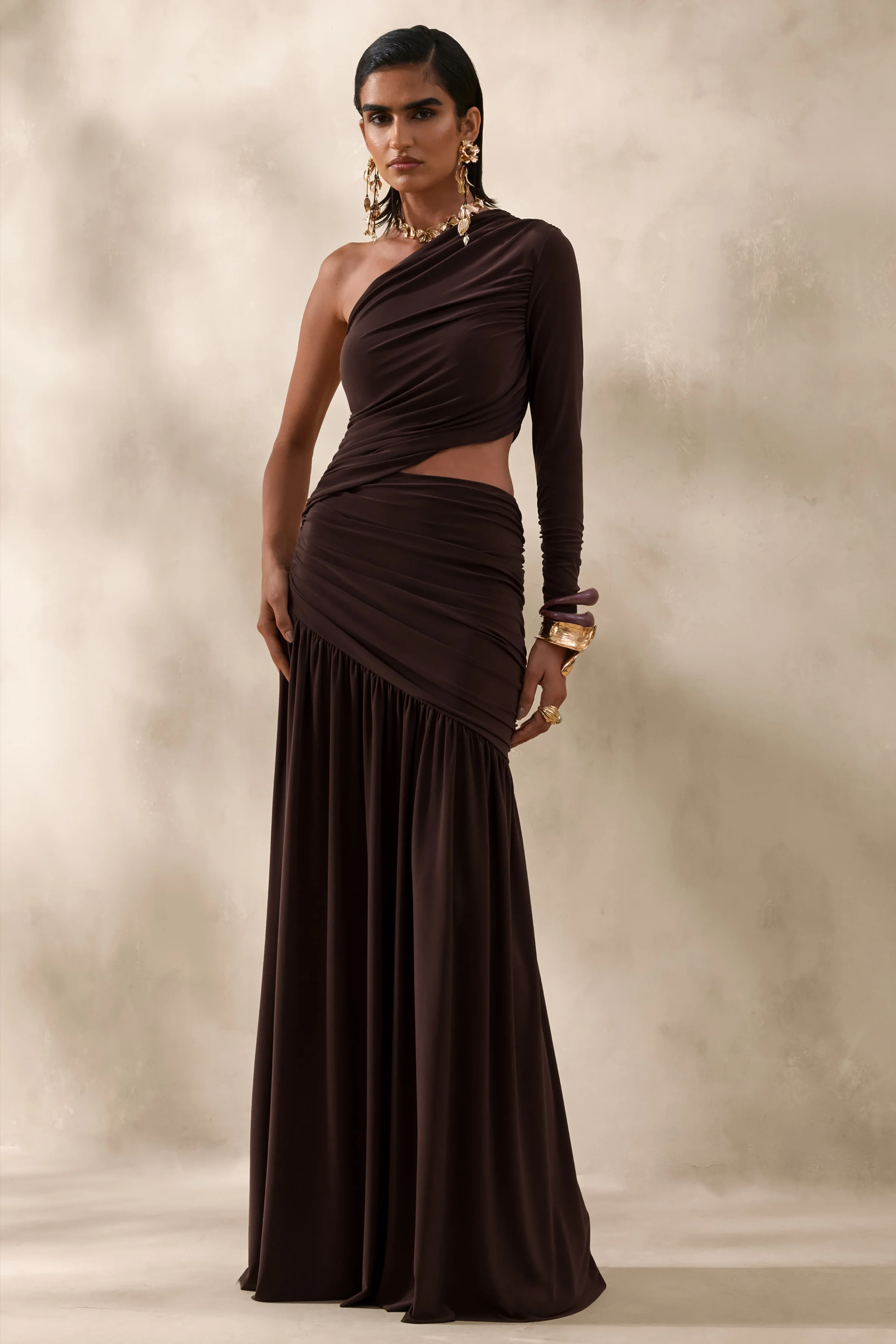 Kinsley | Robe longue marron à encolure asymétrique avec découpe